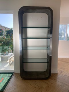Modernistisches Etagerenregal aus zementfarbenem Holz:: Chrom:: Glas:: 1970er Jahre