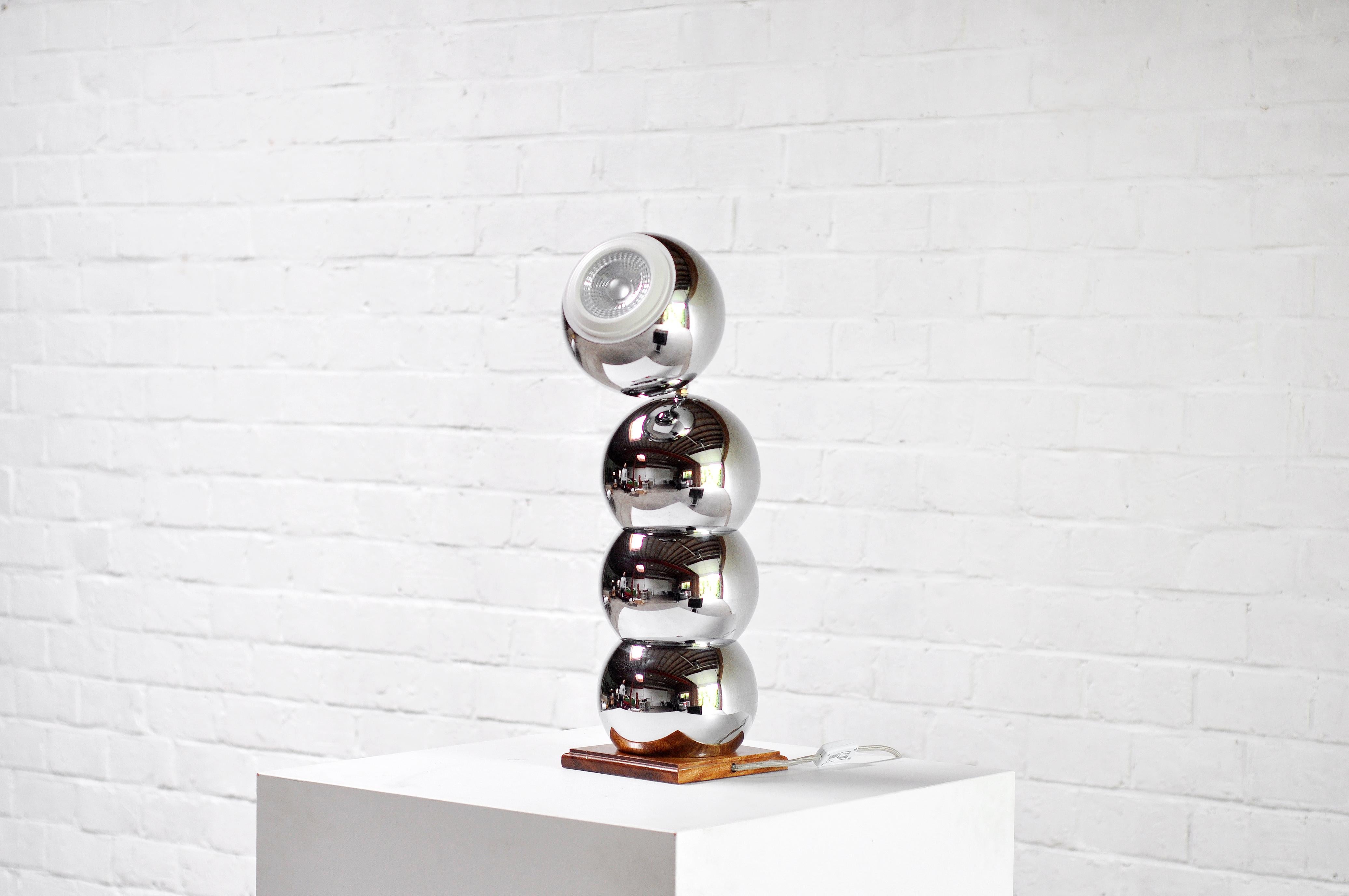 Mid-Century Modern Lampe chromée moderniste « eyeball » avec base en bois, France, années 1960 en vente