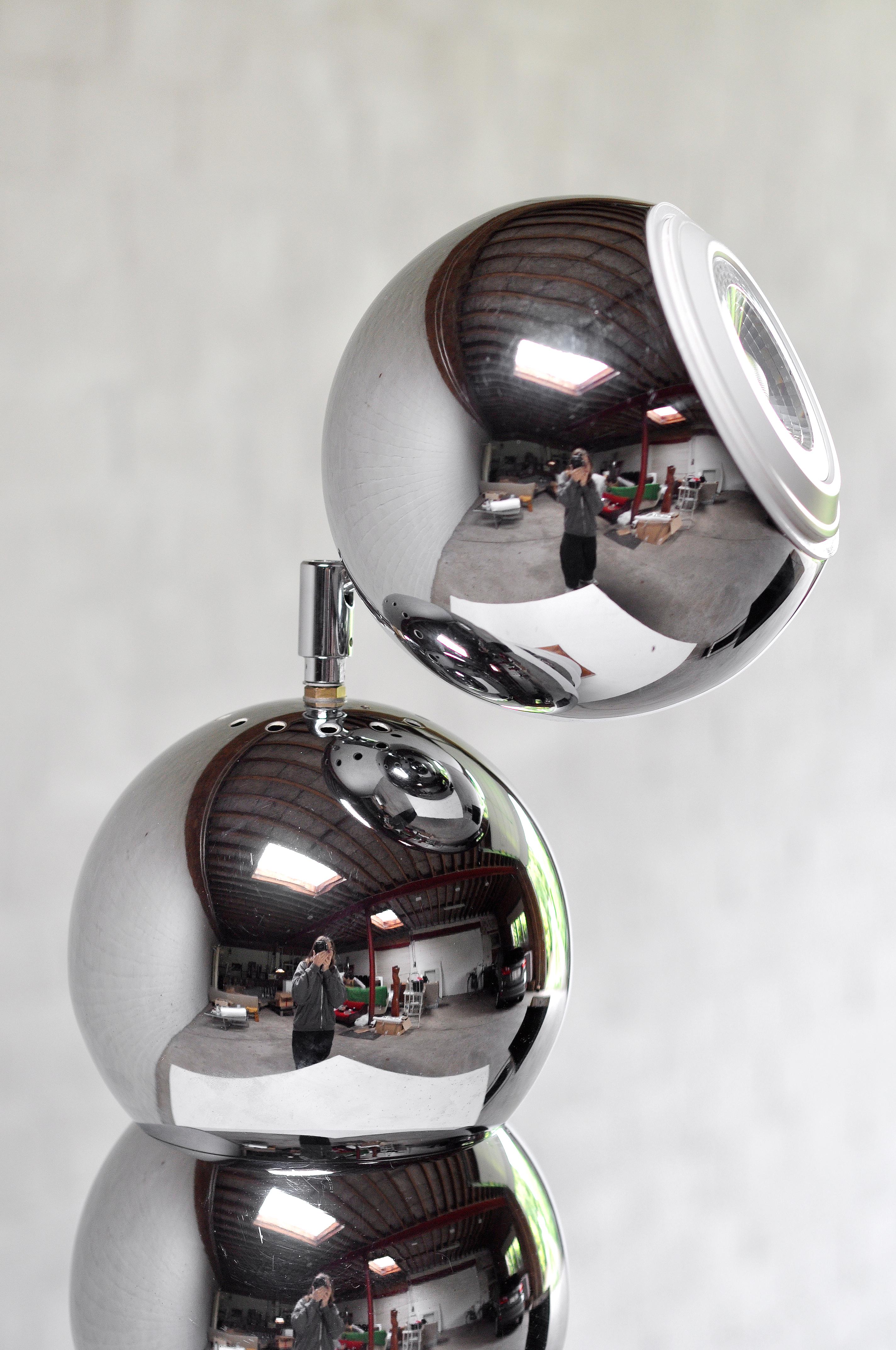Milieu du XXe siècle Lampe chromée moderniste « eyeball » avec base en bois, France, années 1960 en vente