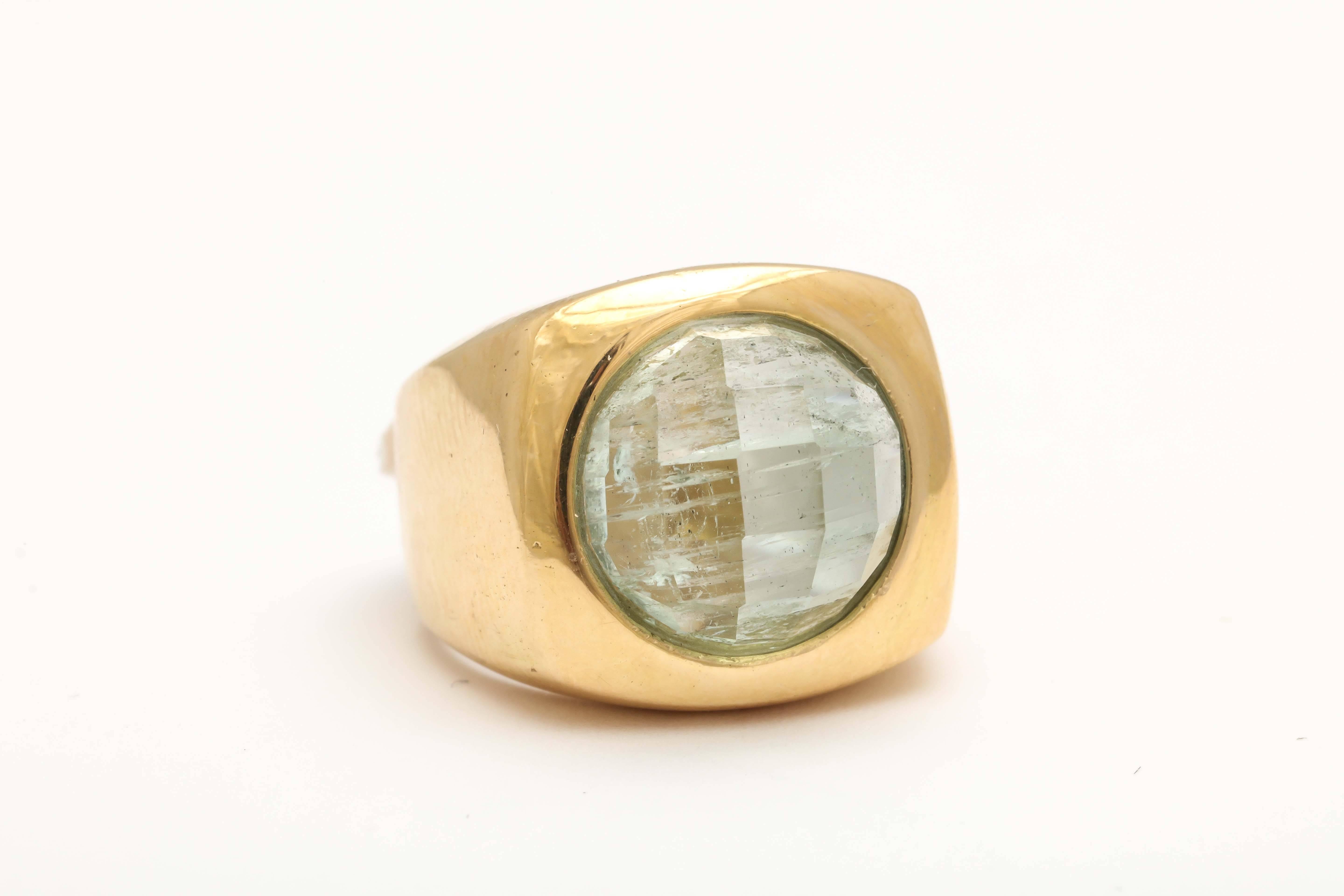 A fabulous designer ring in 18 kt gold with a interesting faceted aqua in a modernist setting. This is a classical look but exceptional design.