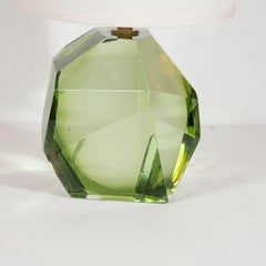 Facettierte Lampe aus mundgeblasenem Muranoglas in Smaragd mit Messingbeschlägen im modernistischen Stil