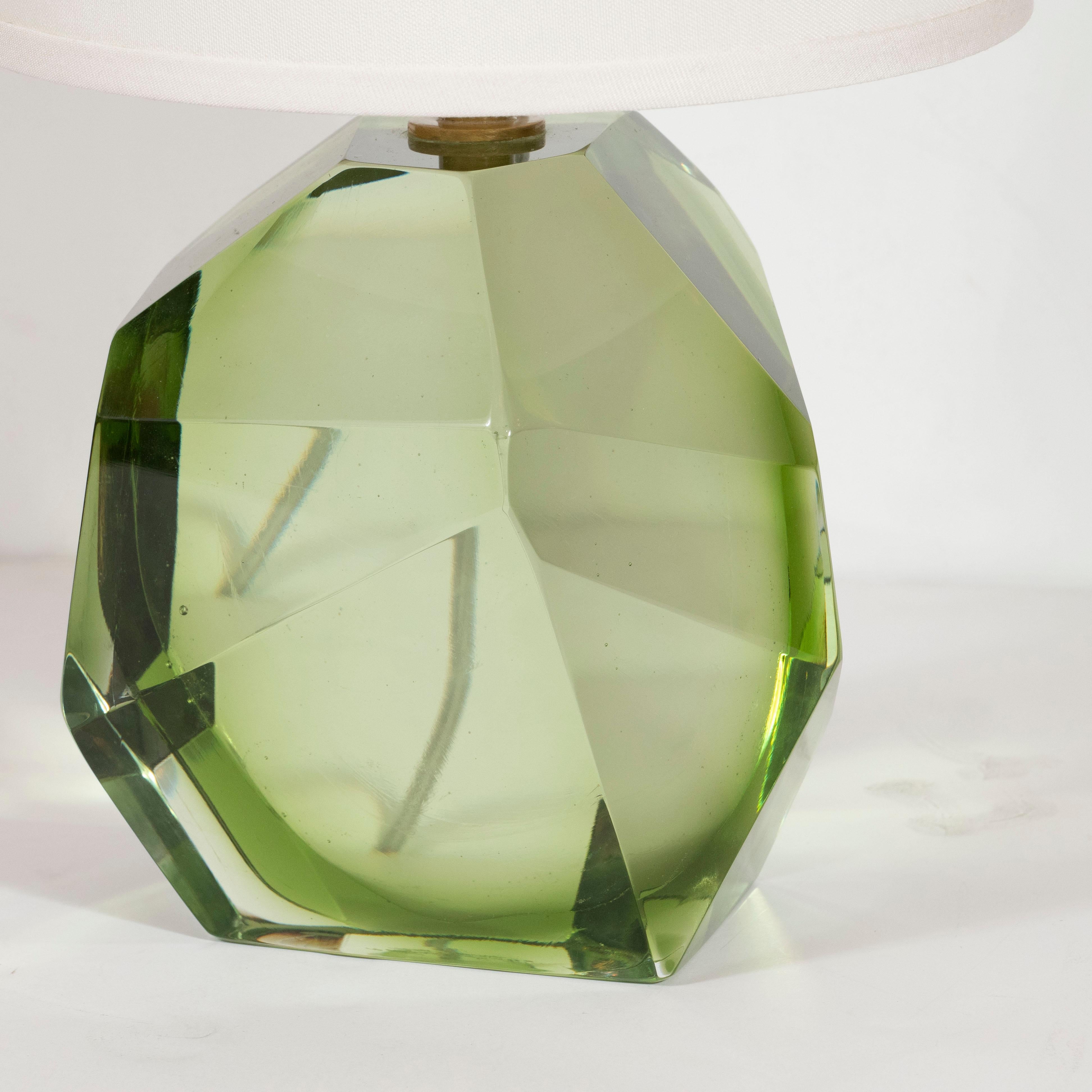Facettierte Lampe aus mundgeblasenem Muranoglas in Smaragd mit Messingbeschlägen im modernistischen Stil (Moderne) im Angebot
