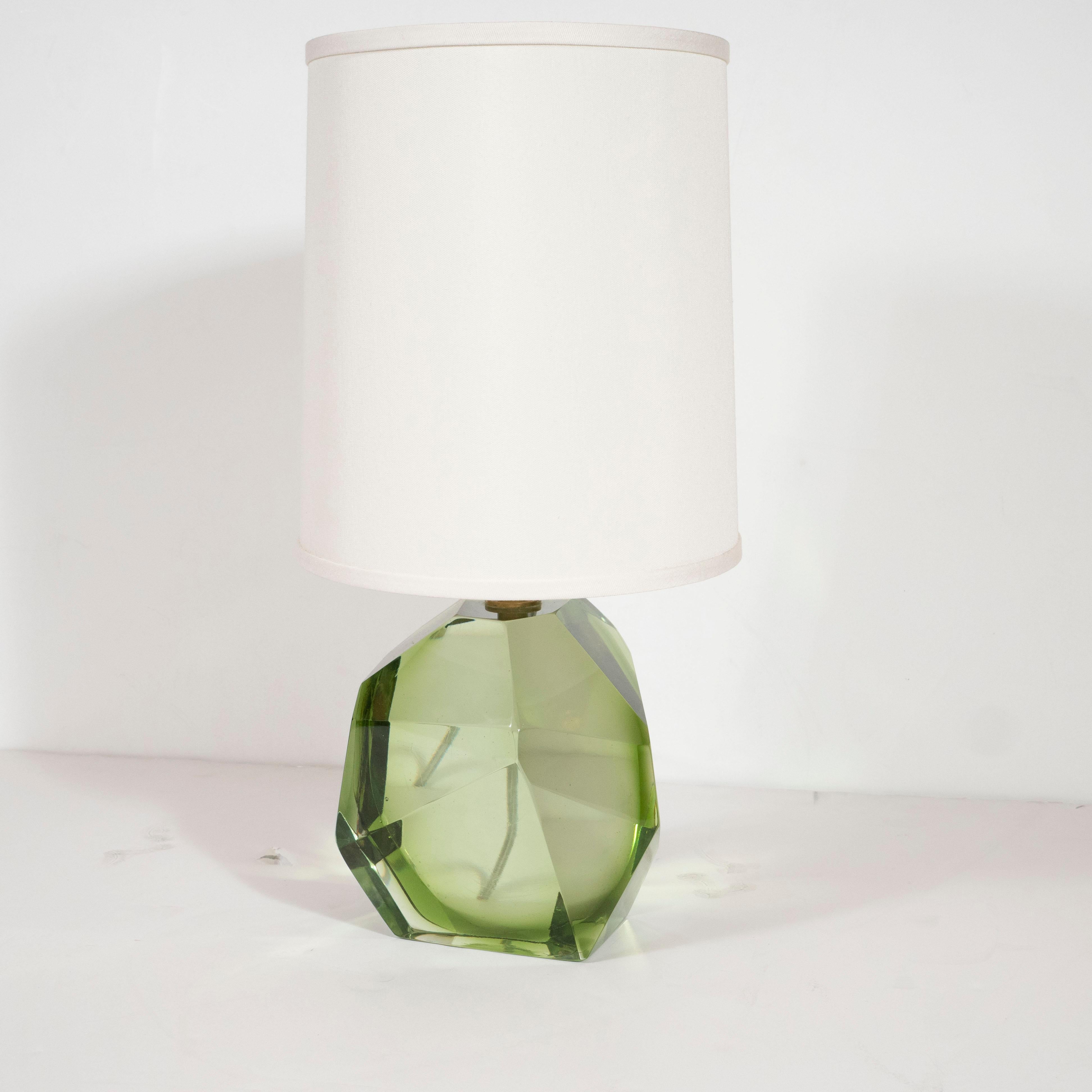 Facettierte Lampe aus mundgeblasenem Muranoglas in Smaragd mit Messingbeschlägen im modernistischen Stil (Italienisch) im Angebot