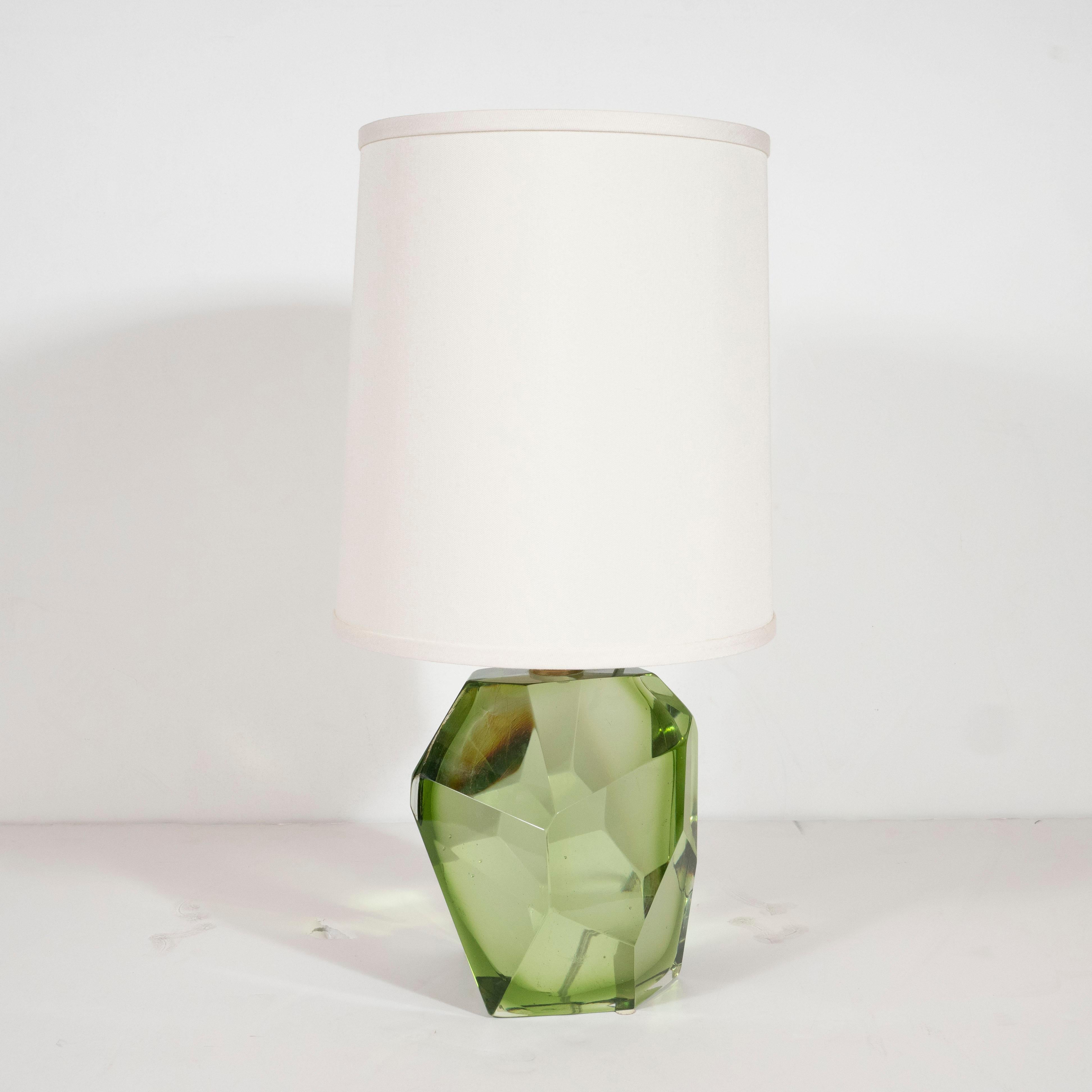Facettierte Lampe aus mundgeblasenem Muranoglas in Smaragd mit Messingbeschlägen im modernistischen Stil im Zustand „Neu“ im Angebot in New York, NY