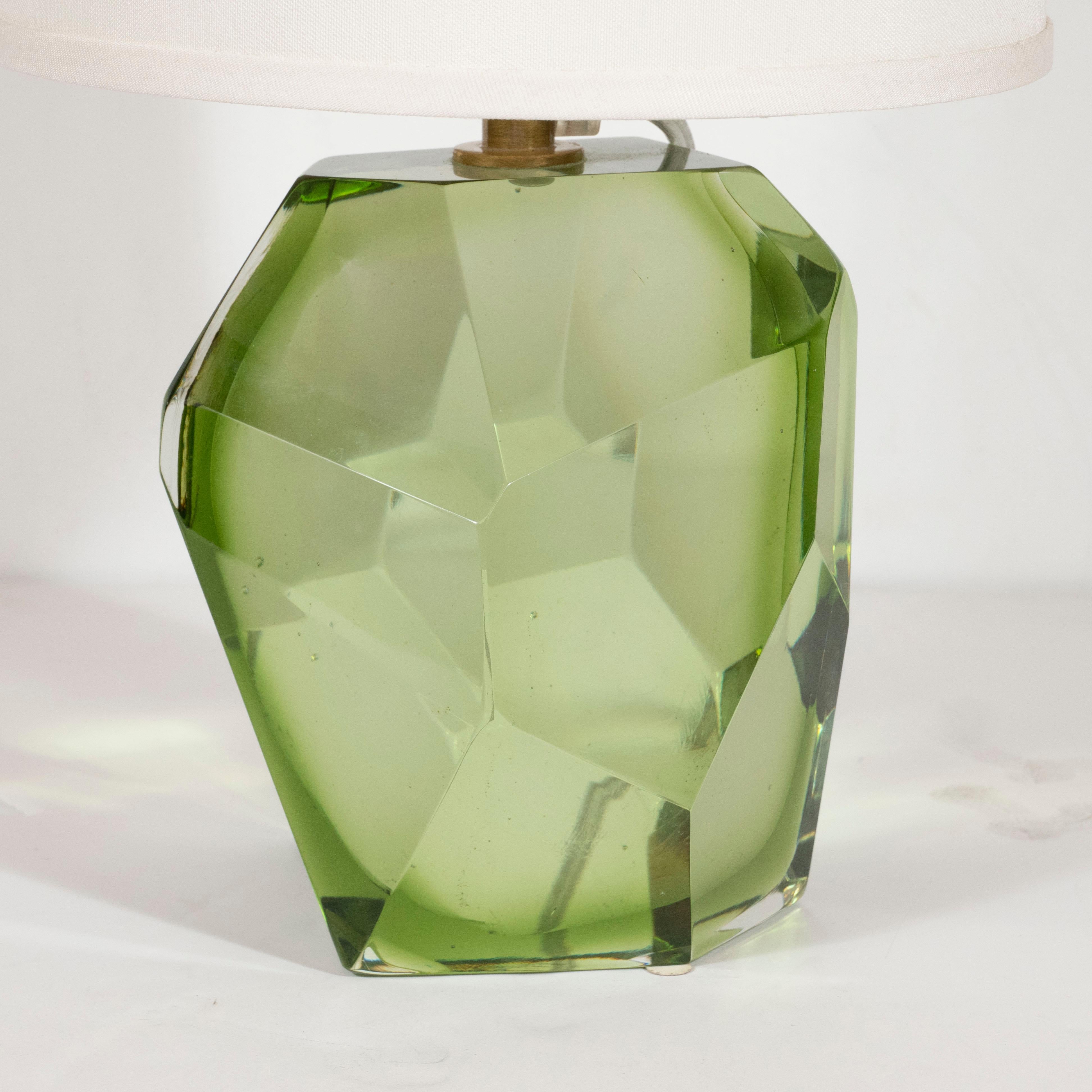 Facettierte Lampe aus mundgeblasenem Muranoglas in Smaragd mit Messingbeschlägen im modernistischen Stil (21. Jahrhundert und zeitgenössisch) im Angebot