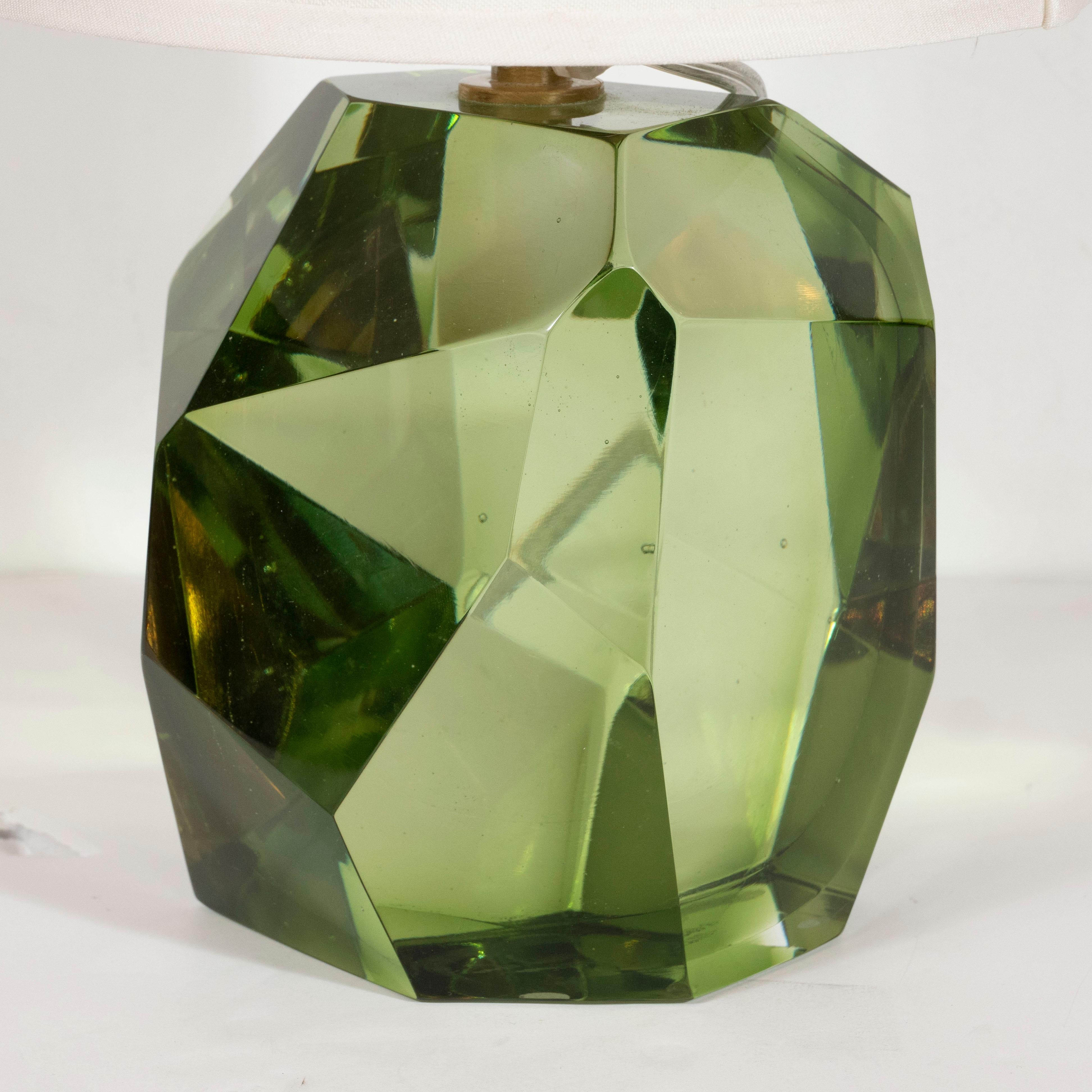 Facettierte Lampe aus mundgeblasenem Muranoglas in Smaragd mit Messingbeschlägen im modernistischen Stil im Angebot 1