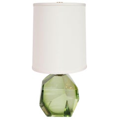 Facettierte Lampe aus mundgeblasenem Muranoglas in Smaragd mit Messingbeschlägen im modernistischen Stil