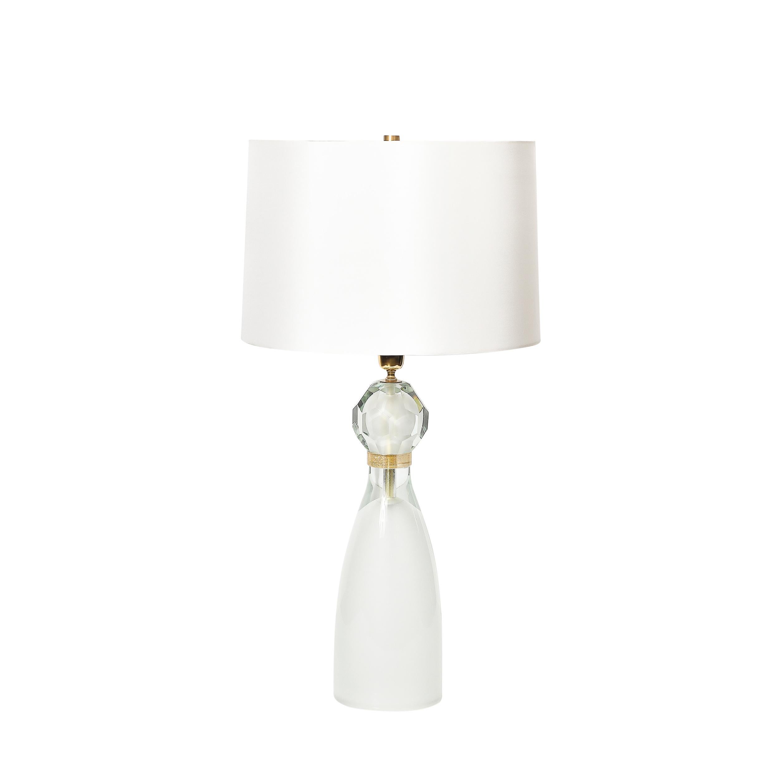 Dieses elegante Paar modernistischer Tischlampen ist ein Beispiel für die fachmännische Handwerkskunst und die zeitlose Kunstfertigkeit der Murano-Glasbläserei. Diese im 21. Jahrhundert entworfenen und in Italien gefertigten Lampen bestehen aus