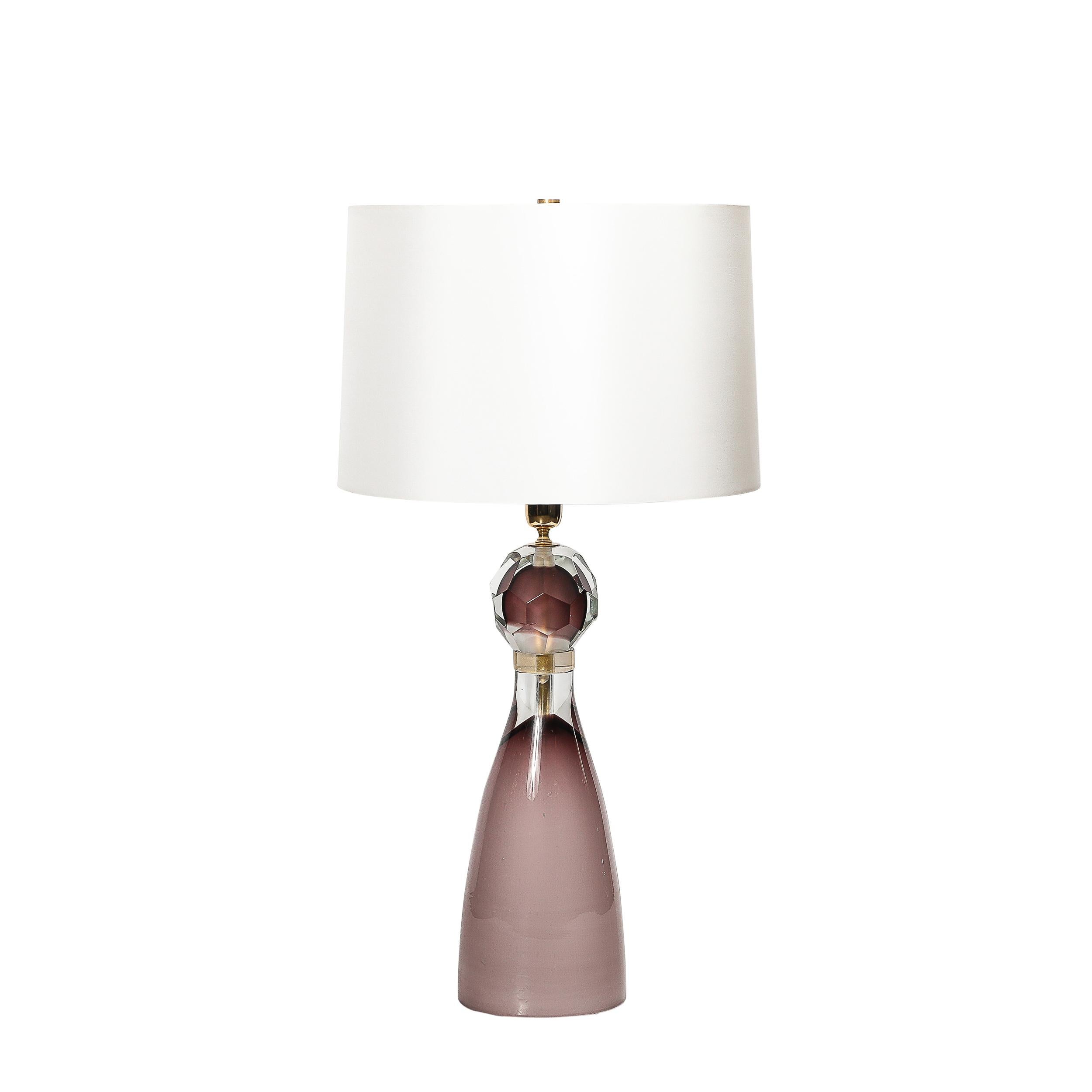 Ein atemberaubendes Paar modernistischer Tischlampen, die im 21. Jahrhundert in Italien hergestellt wurden und die unvergleichliche Kunstfertigkeit und technische Meisterschaft der Glasmacher von Murano demonstrieren. Diese Lampen bestehen aus