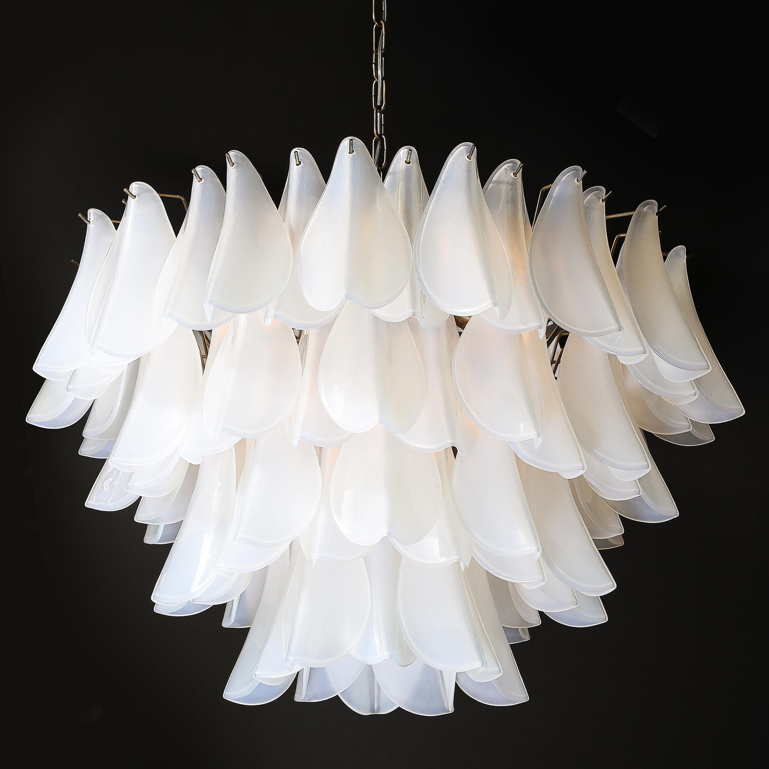 Lampadario a piuma modernista in vetro opalescente di Murano e bronzo oliato in vendita 3