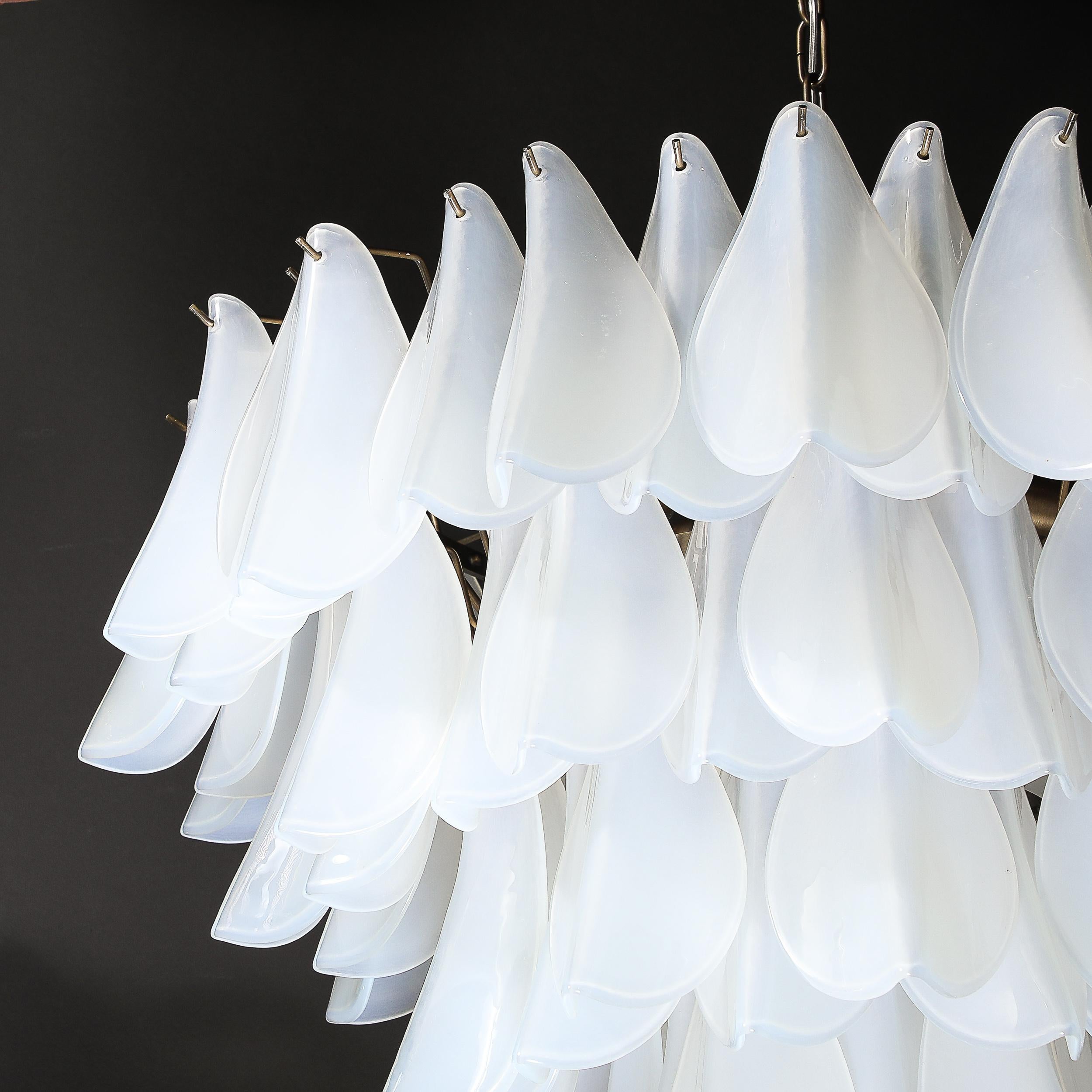 Lampadario a piuma modernista in vetro opalescente di Murano e bronzo oliato in vendita 7