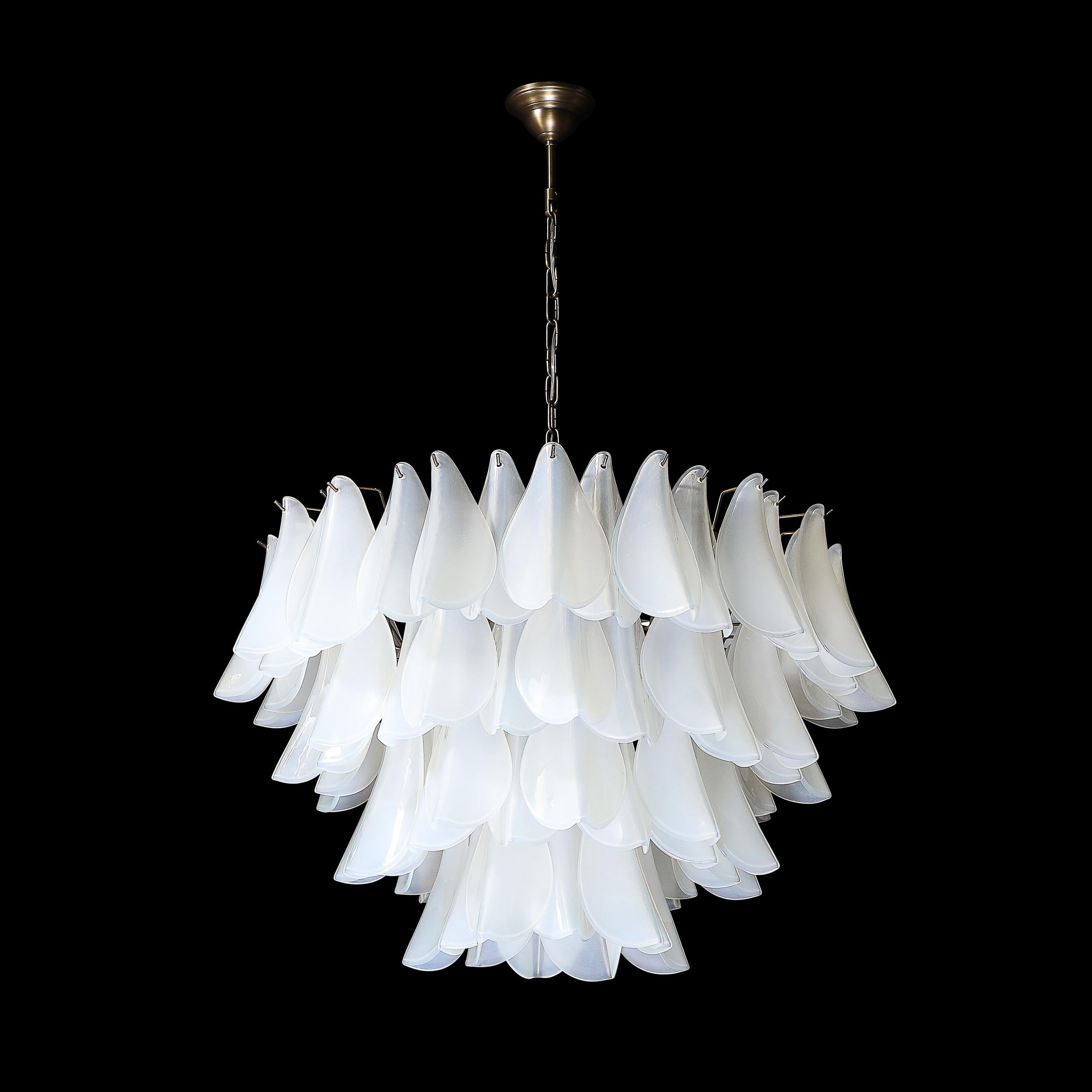 Lampadario a piuma modernista in vetro opalescente di Murano e bronzo oliato in vendita 8