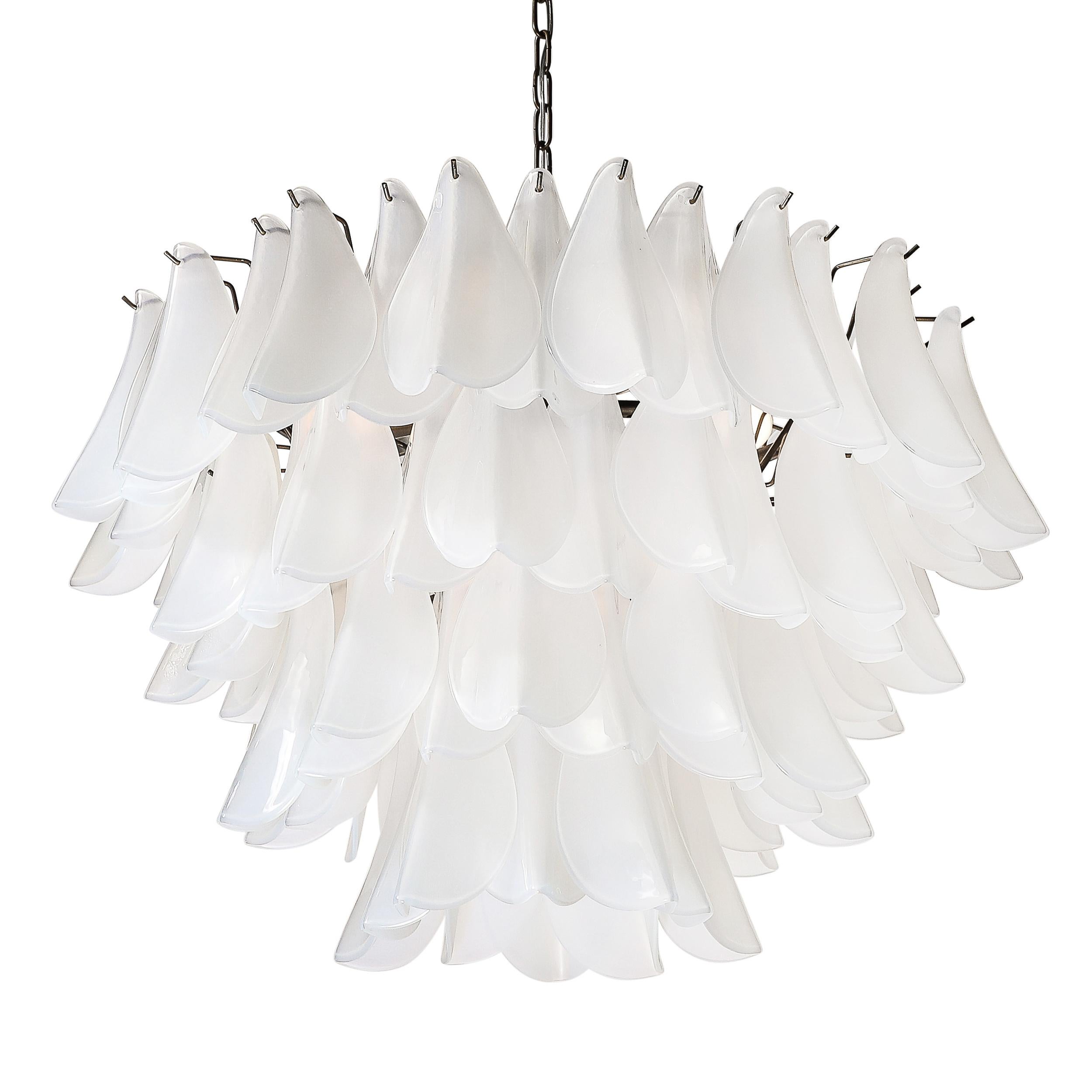 Questo lampadario raffinato e sofisticato è stato realizzato a Murano, in Italia - le isole al largo della costa di Venezia rinomate da secoli per la produzione di vetro di qualità superlativa. Offre un'abbondanza di paralumi in vetro di Murano