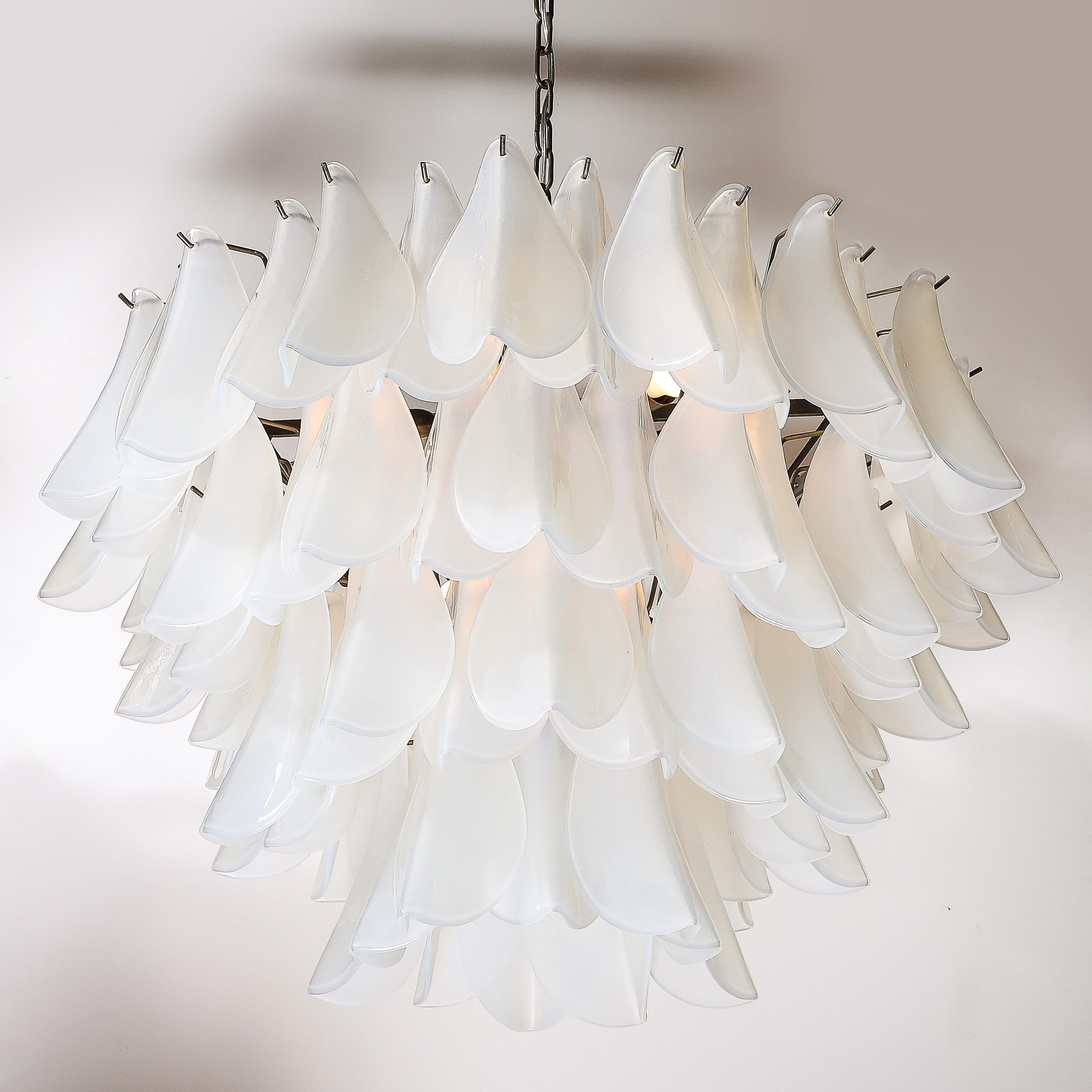 Lampadario a piuma modernista in vetro opalescente di Murano e bronzo oliato in vendita 1