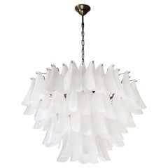Modernistischer Feder-Kronleuchter aus opalisierendem Murano-Glas und ölgeriebener Bronze
