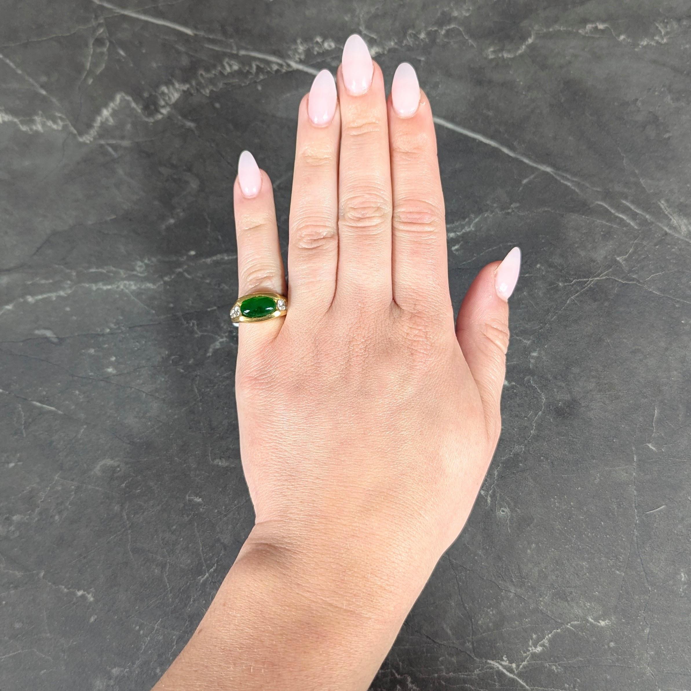 Centré sur un cabochon de jade de forme ovale allongée mesurant 10,3 x 6,7 mm
Jadéite naturelle de type A 