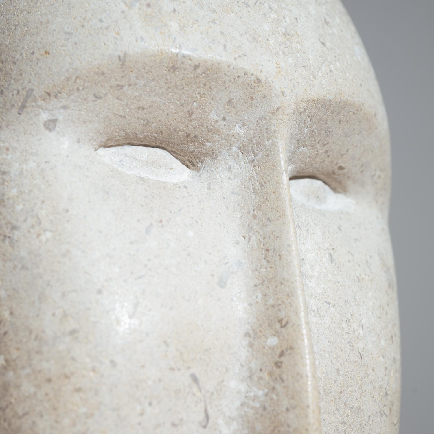 Modernist figurative sculpture bust in sandstone In Good Condition For Sale In Zevenaar, NL