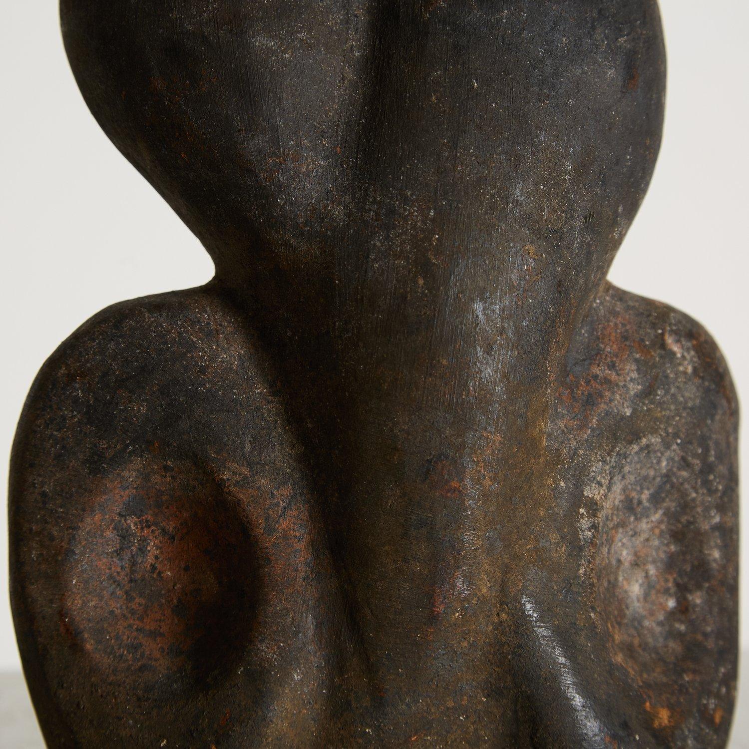 Sculpture en terre cuite à la silhouette galbée.

Toutes les meilleures influences de la sculpture du début du vingtième siècle sont présentes.

Glaçure de surface profondément texturée et mate.

École britannique des années 1950. Non signée.

H