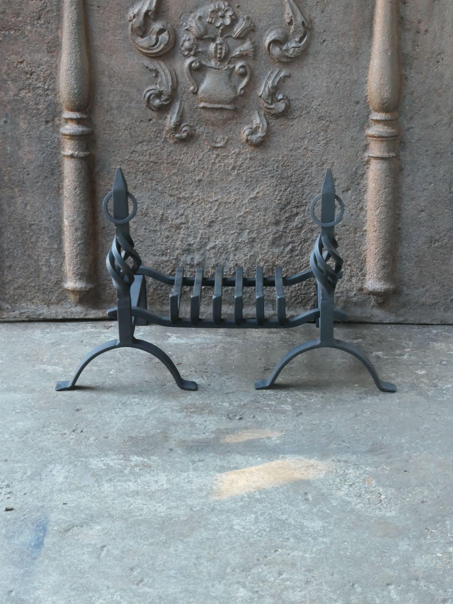 Panier de cheminée ou brasero moderniste du 20e siècle. La grille de la cheminée est en fer forgé.
