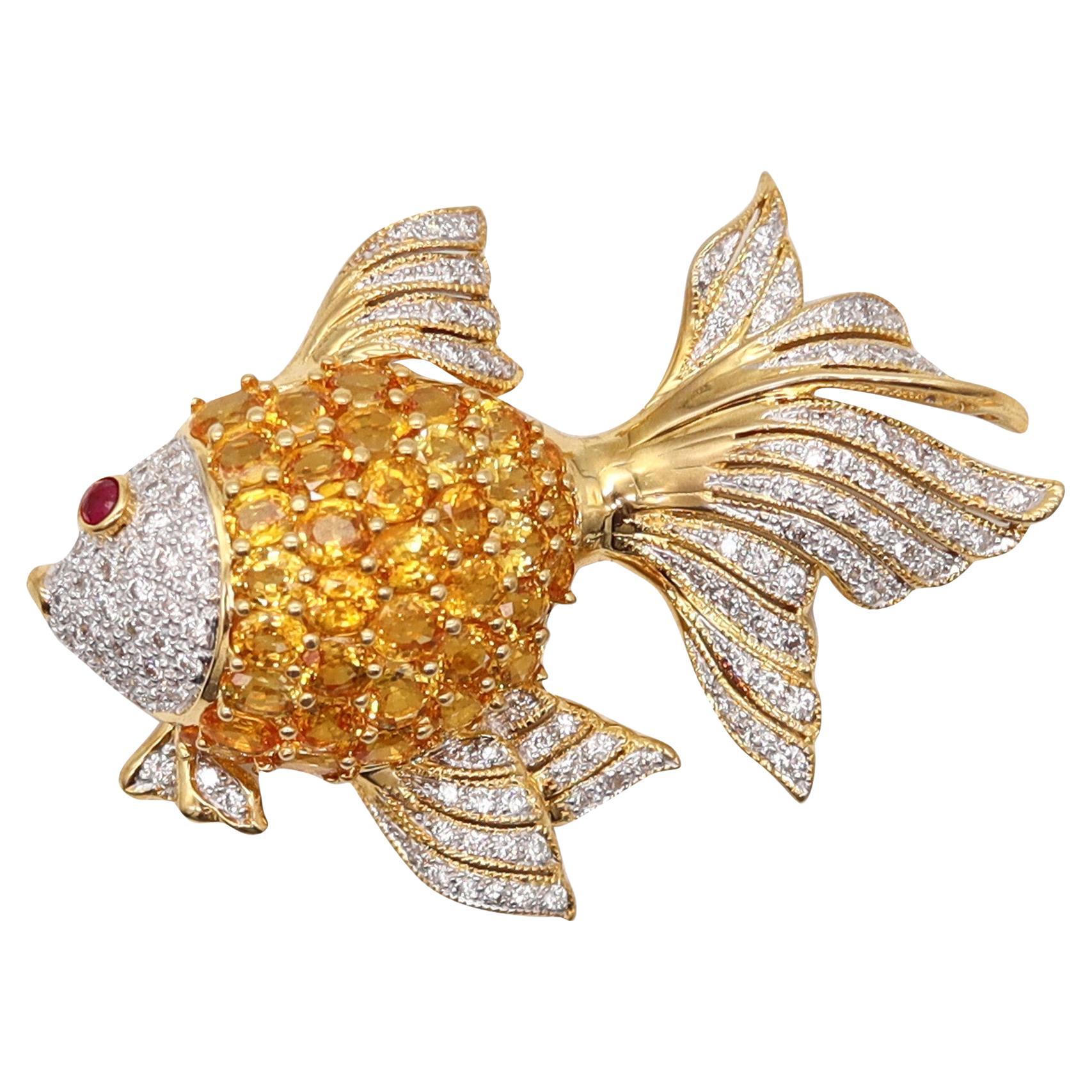 MODERNISTA Broche Pez De Oro Amarillo De 18 Quilates Con Diamantes, Zafiros Y Rubíes