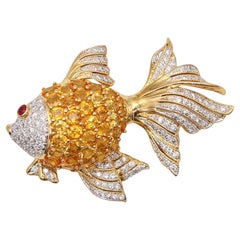 MODERNISTA Broche Pez De Oro Amarillo De 18 Quilates Con Diamantes, Zafiros Y Rubíes