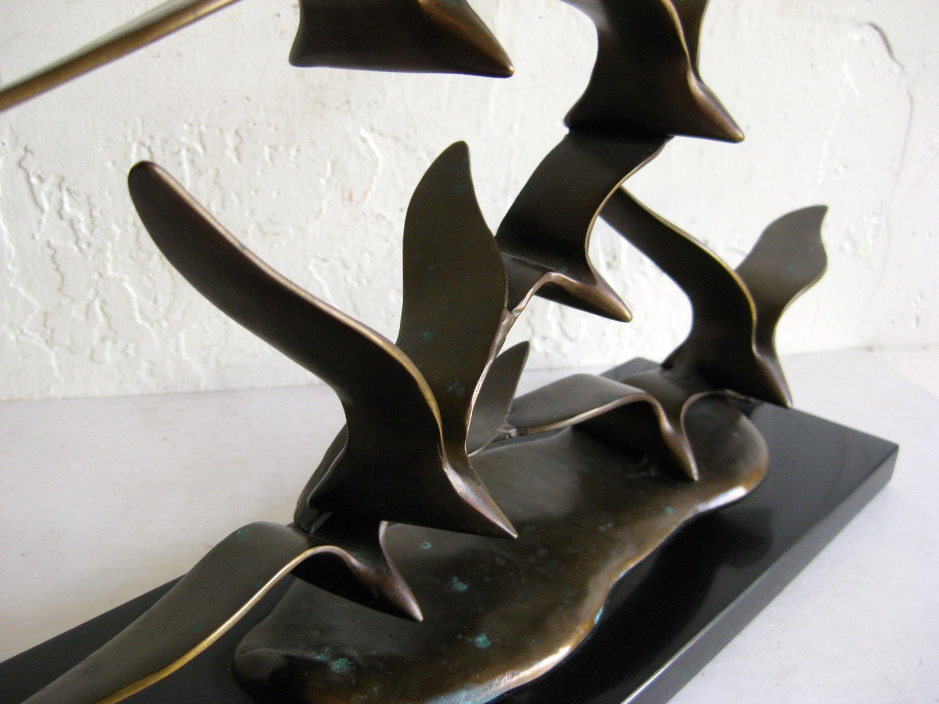 Scultura modernista di gabbiani in volo in bronzo su marmo Curtis Jere Era in vendita 2