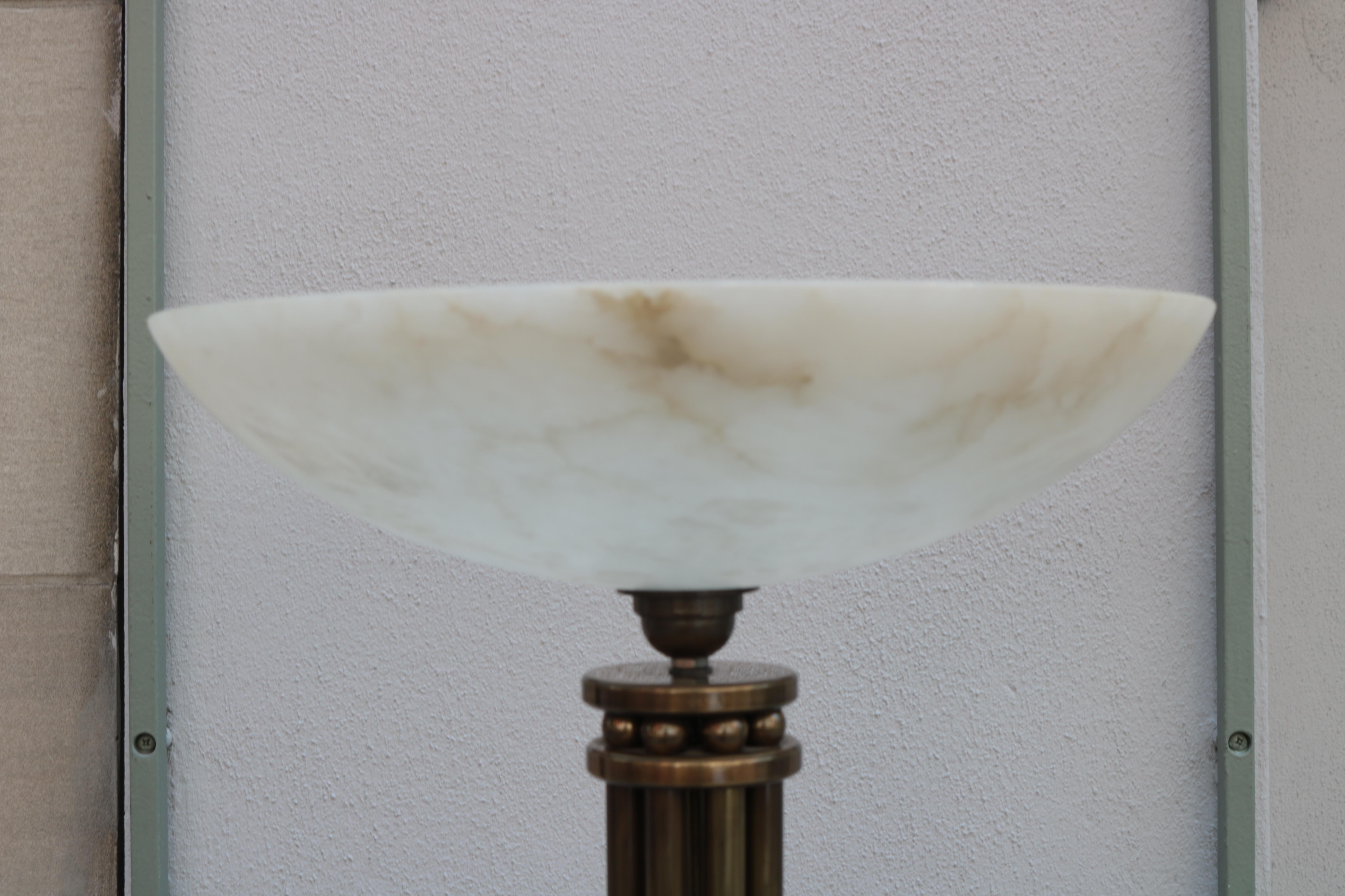 Un lampadaire moderniste.
Tiges tubulaires en laiton patiné sur une base en marbre avec un abat-jour en albâtre.
Taille : Hauteur 72, diamètre de l'abat-jour 15½ pouces.