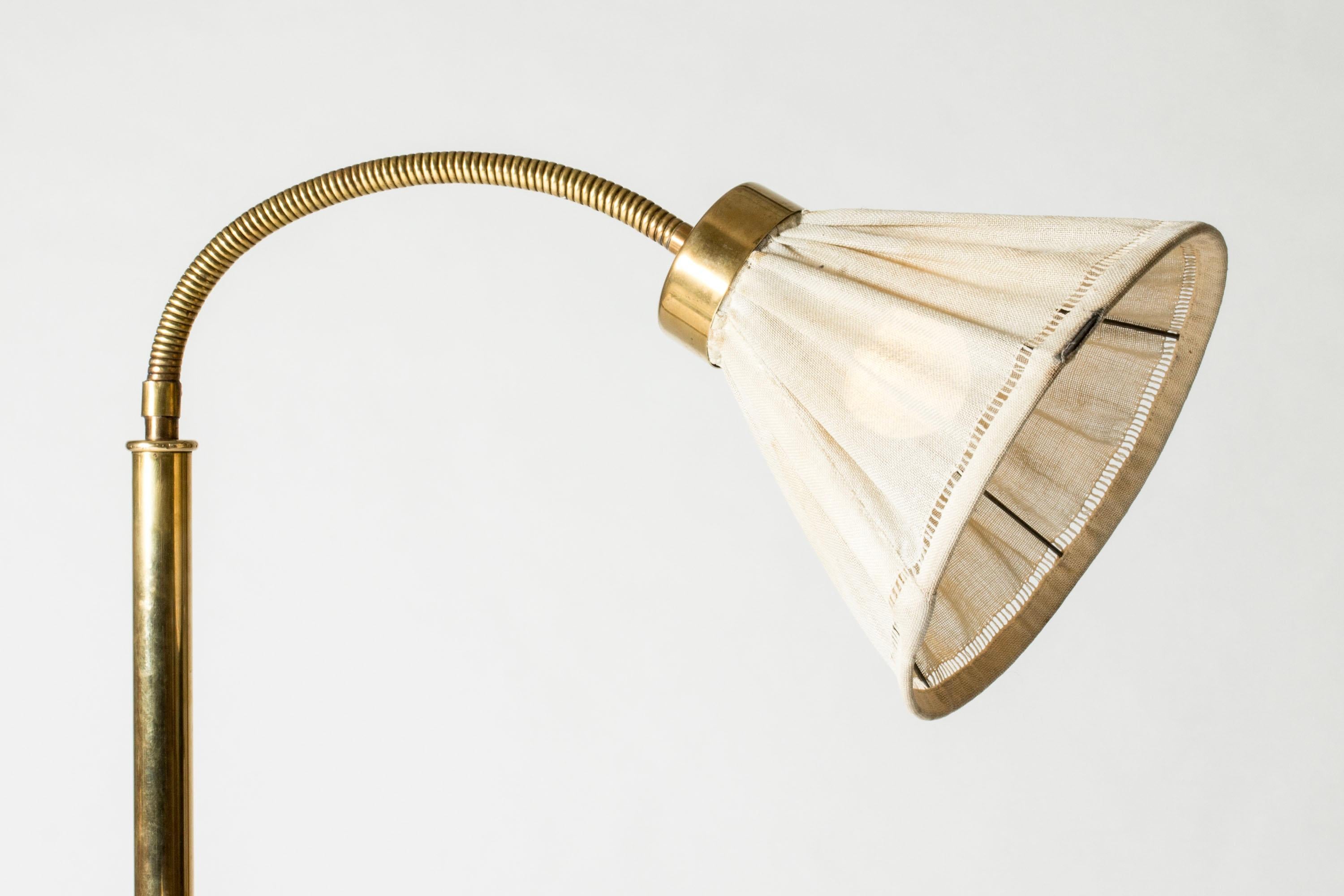 Elegante, seltene Stehlampe von Josef Frank, aus Messing mit Lichtschalter am Sockel. Schirm mit Originalstoff mit grafischem Muster am Rand.

Nur bei den frühesten Exemplaren dieses Modells befindet sich der Schalter am Sockel, bei späteren