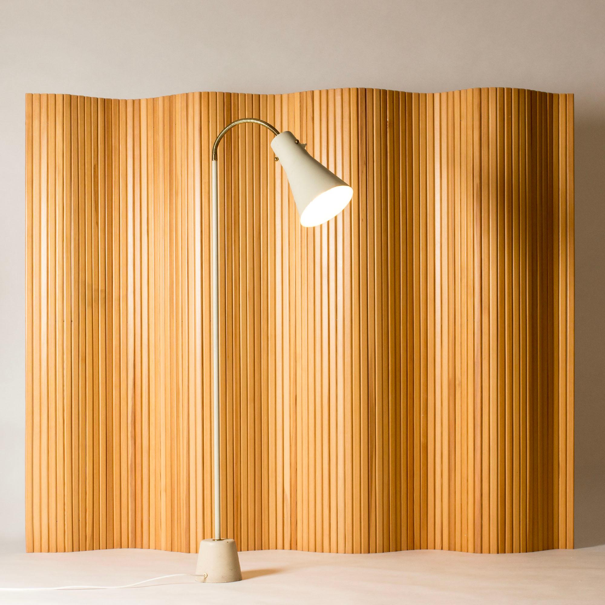 Modernistische Stehlampe der Moderne, von Lisa Johansson-Pape, ASEA, Schweden, 1950er Jahre (Skandinavische Moderne) im Angebot