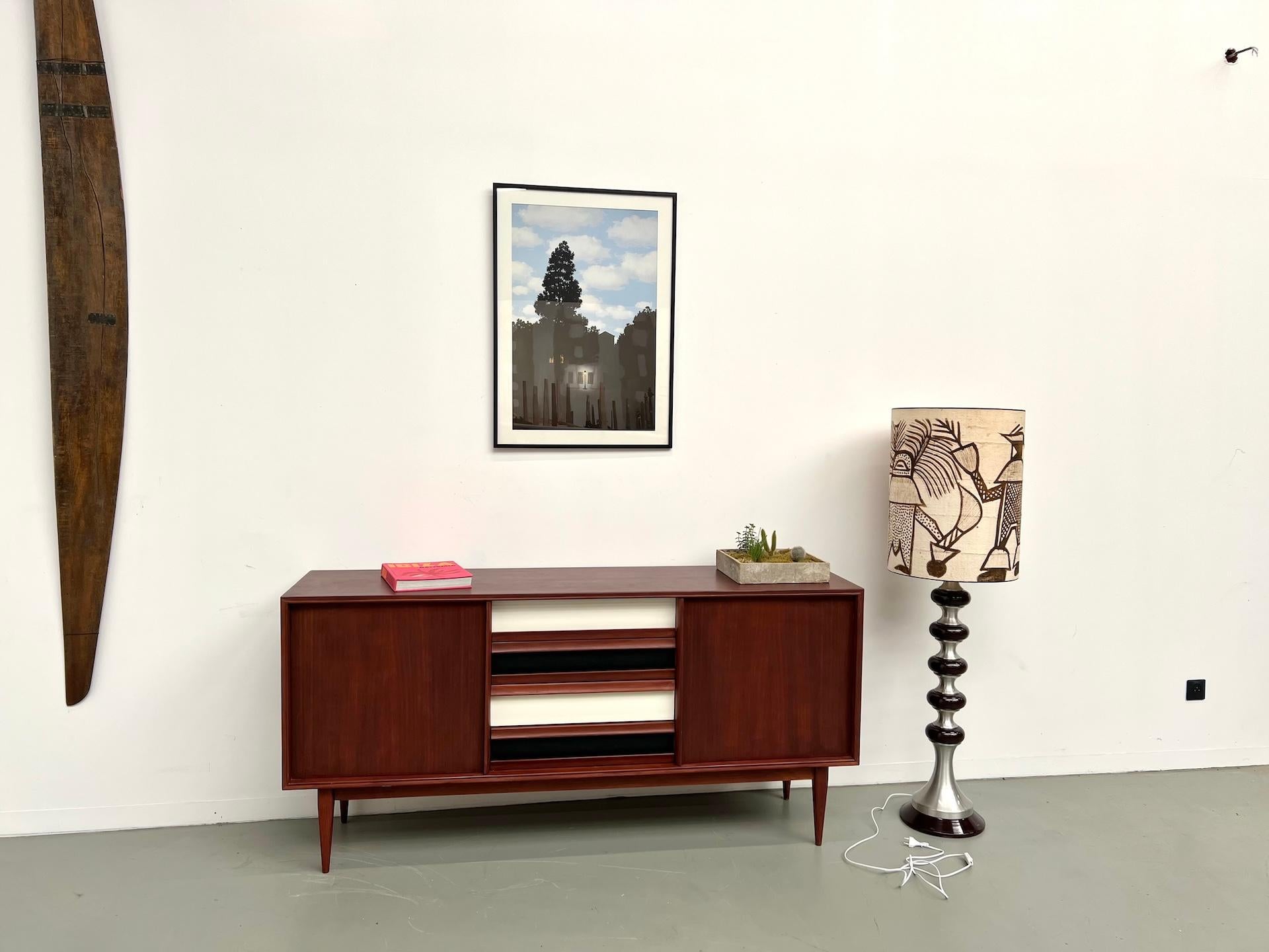 Lampada da terra modernista degli anni '70 in alluminio spazzolato, caratterizzata da un design scultoreo e grafico.
La sua colonna alterna sfere di alluminio e marrone laccato, creando un'elegante silhouette a forma di totem.

Completamente
