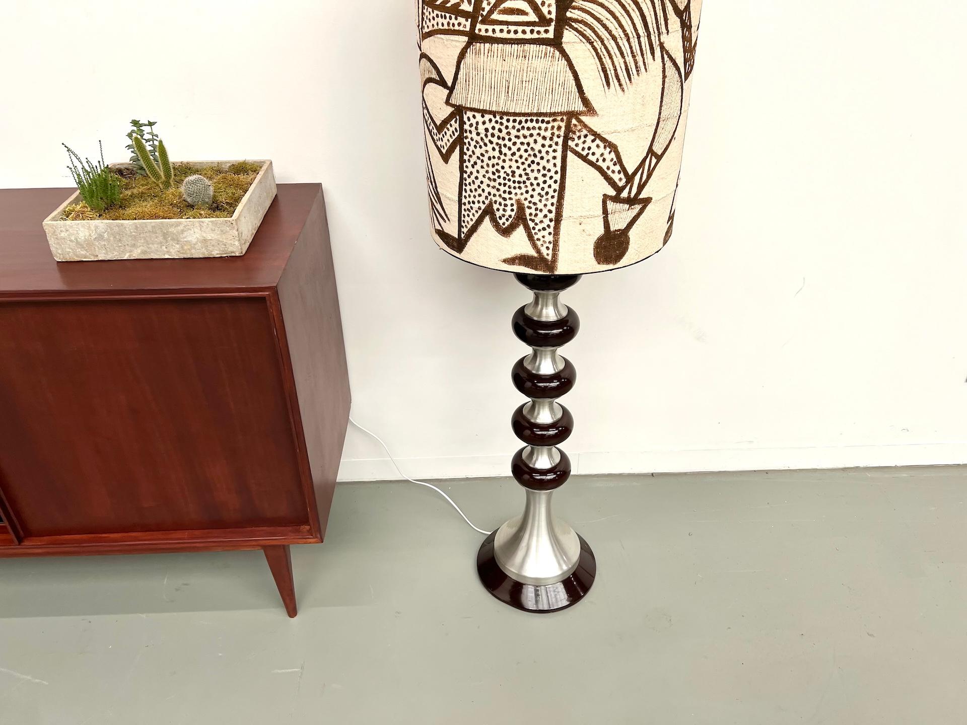 Mid-Century moderno Lampada da terra modernista degli anni '70 in alluminio spazzolato in vendita