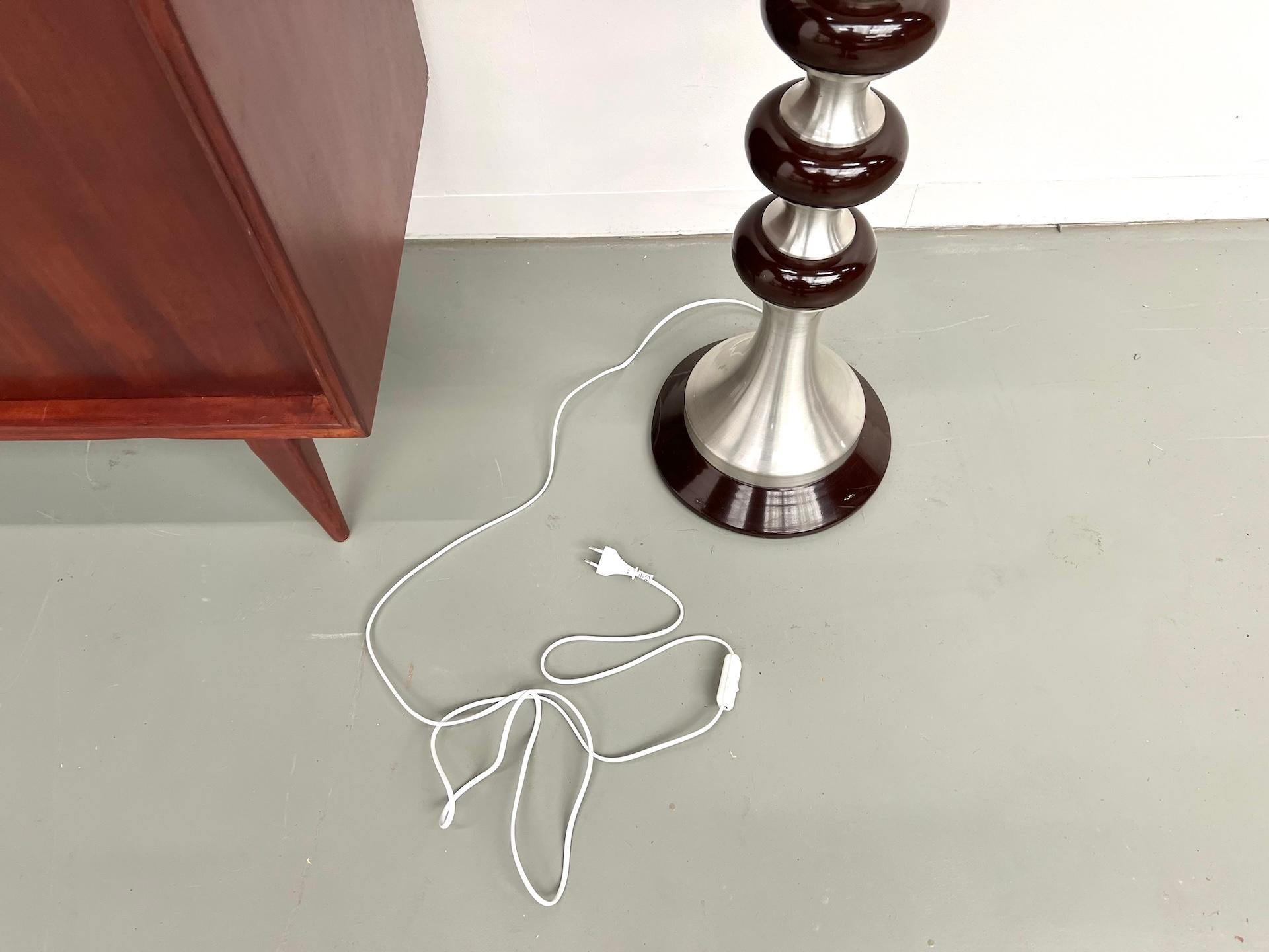 Fine XX secolo Lampada da terra modernista degli anni '70 in alluminio spazzolato in vendita