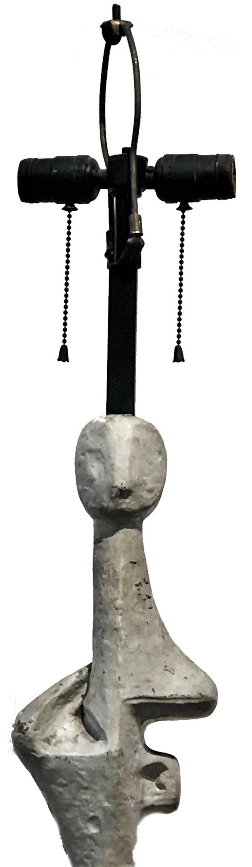 Modernismus 
Stehlampe 
In Anlehnung an Alberto Giacometti 
Zusammensetzung & Metall
Ende des XX. Jahrhunderts

ÜBER
Heute, im Zeitalter des Eklektizismus, ist diese außergewöhnliche modernistische Stehleuchte im Stil des Maestros Giacometti in der