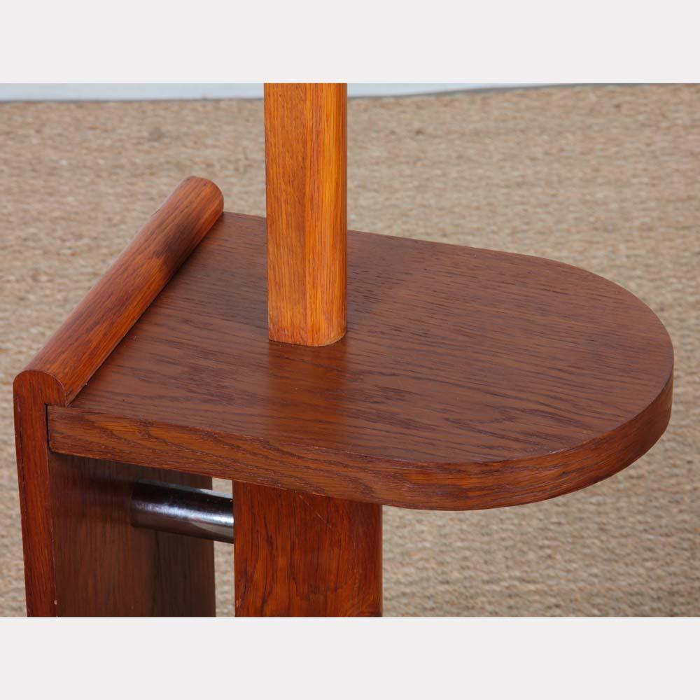 Esta lámpara de pie modernista de madera y metal cromado se atribuye a DIM (Décoration Intérieur Moderne). Data de la década de 1930. Esta luz de estantería está en buen estado. 