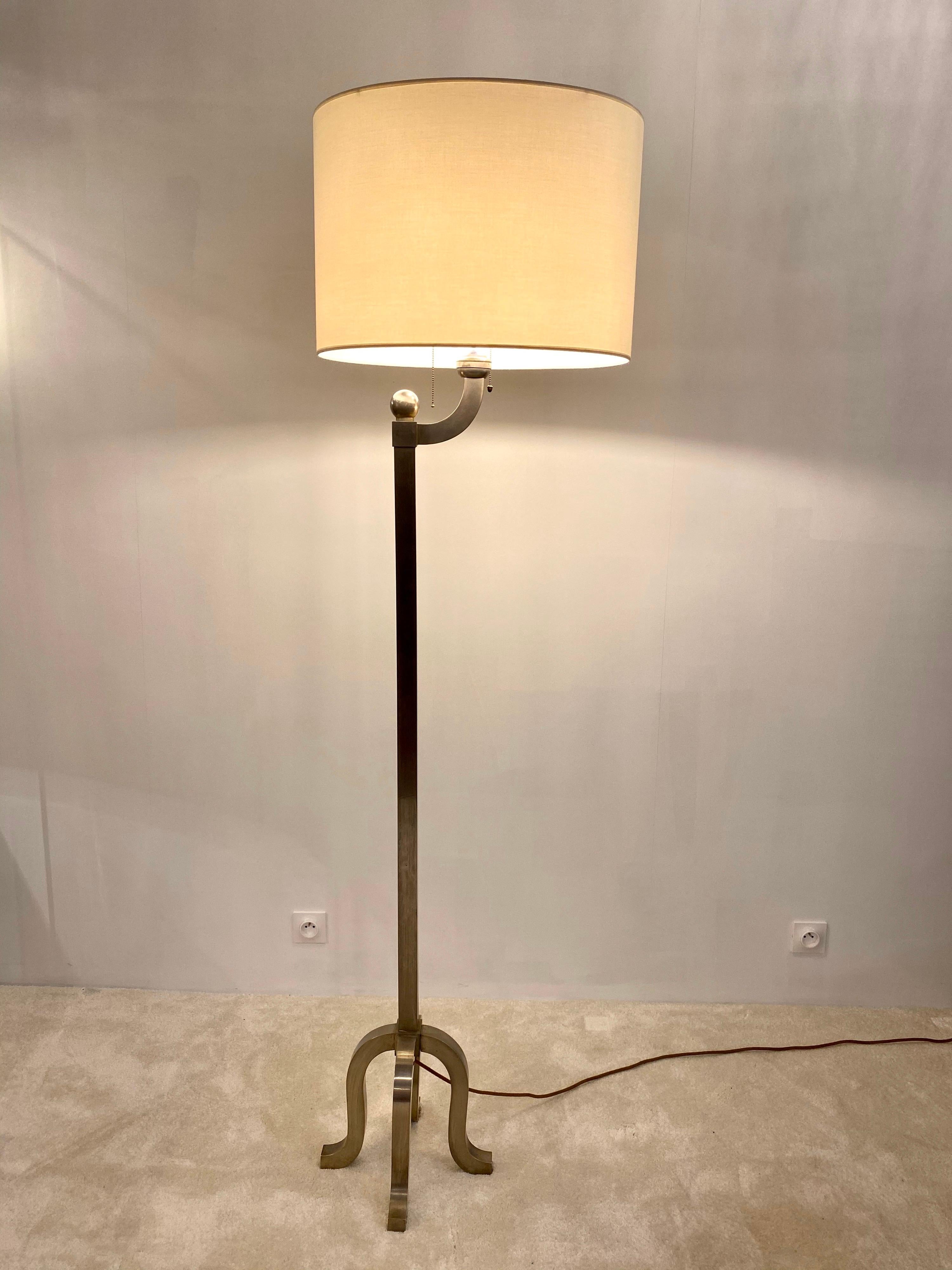 A long, lean, elegant floor lamp, certainly created by jaques Adnet in the 1930s.
This piece is made of nickel-plated metal (mat effect) and an innovative adjustable ball joint to incline the top frame as you desire.
Four feet, heavy for stability