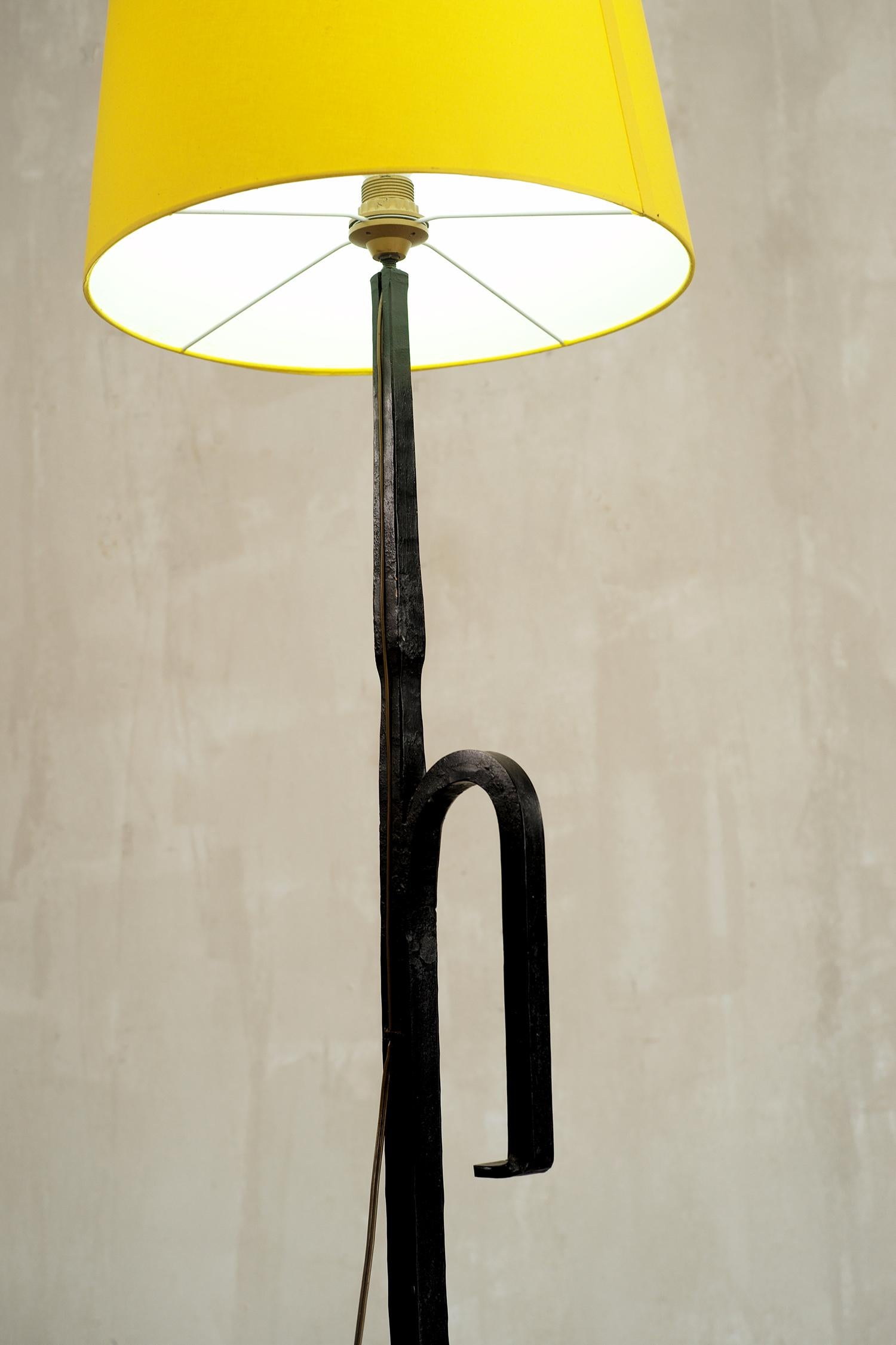 Modernist Floor Lamp in Wrought Iron, France, 1960 For Sale 5