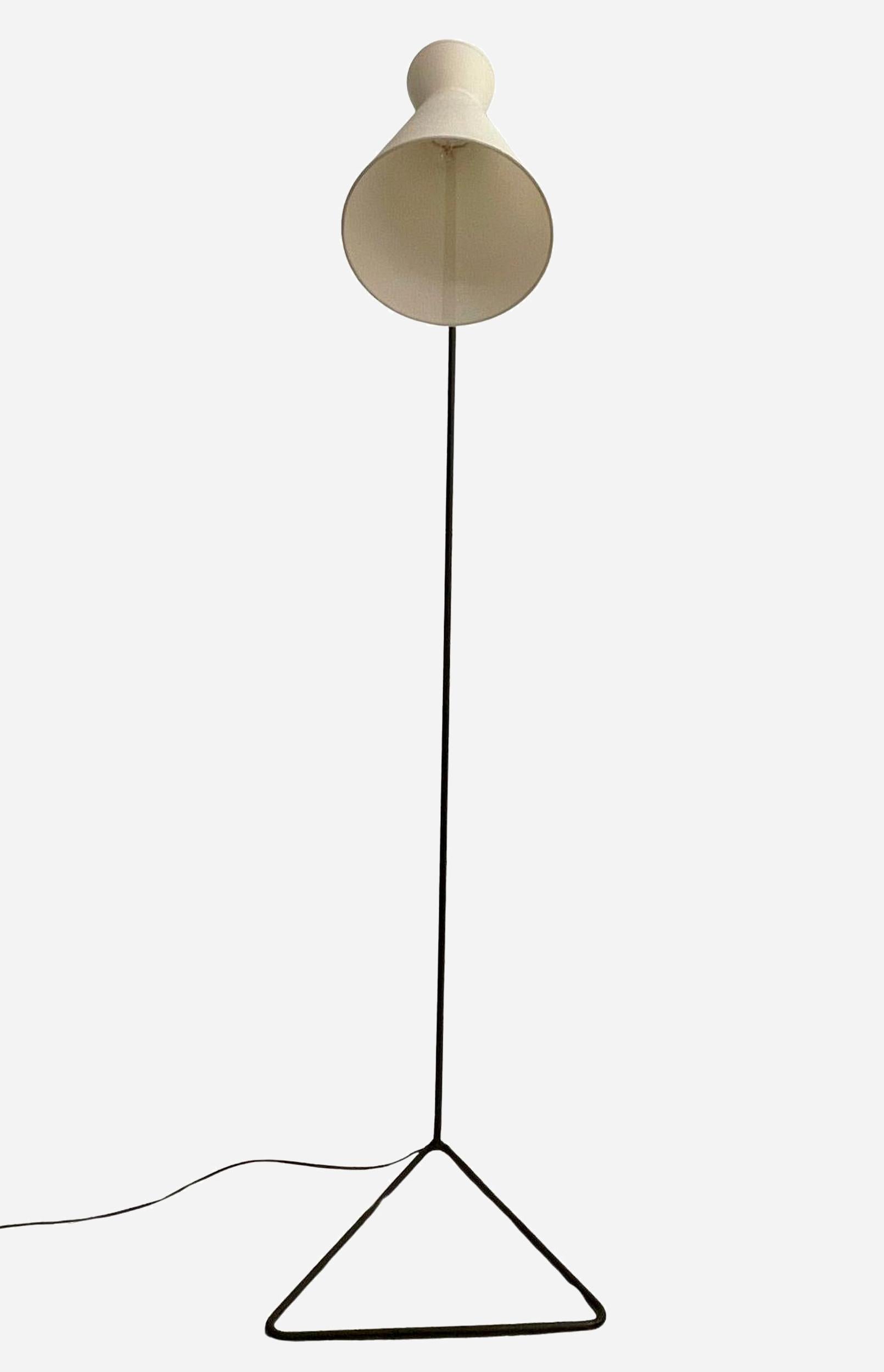 Lámpara de pie fabricada con un único tubo de acero, doblado y plegado en forma y lacado en negro.
Pantalla reciente de 