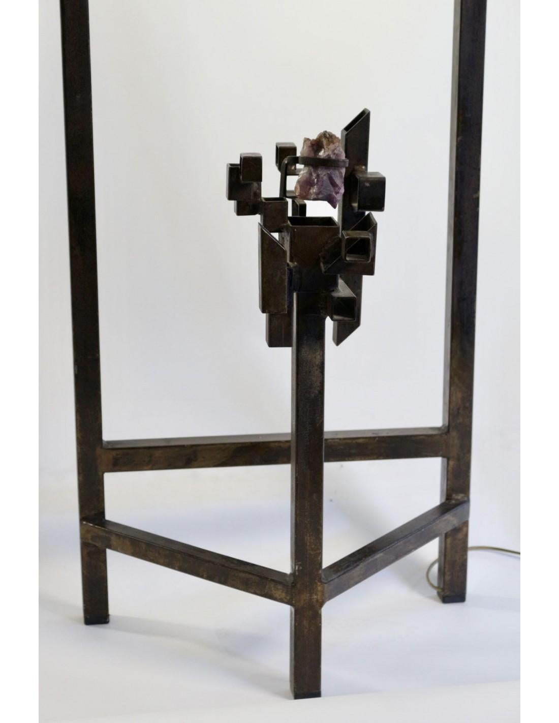 Modernist floor lamp in steel and amethyst, 1980. 
H 162cm, D 60cm.
  