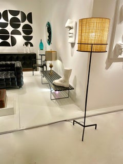 Lampada da terra modernista con paralume in rafia, attribuita ad André Motte, Francia 1950