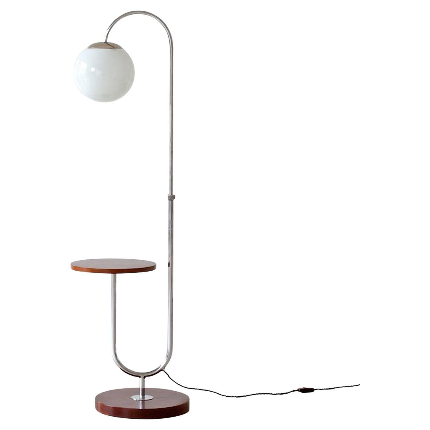 Lampadaire moderniste avec table intégrée, métal nickelé, bois teinté