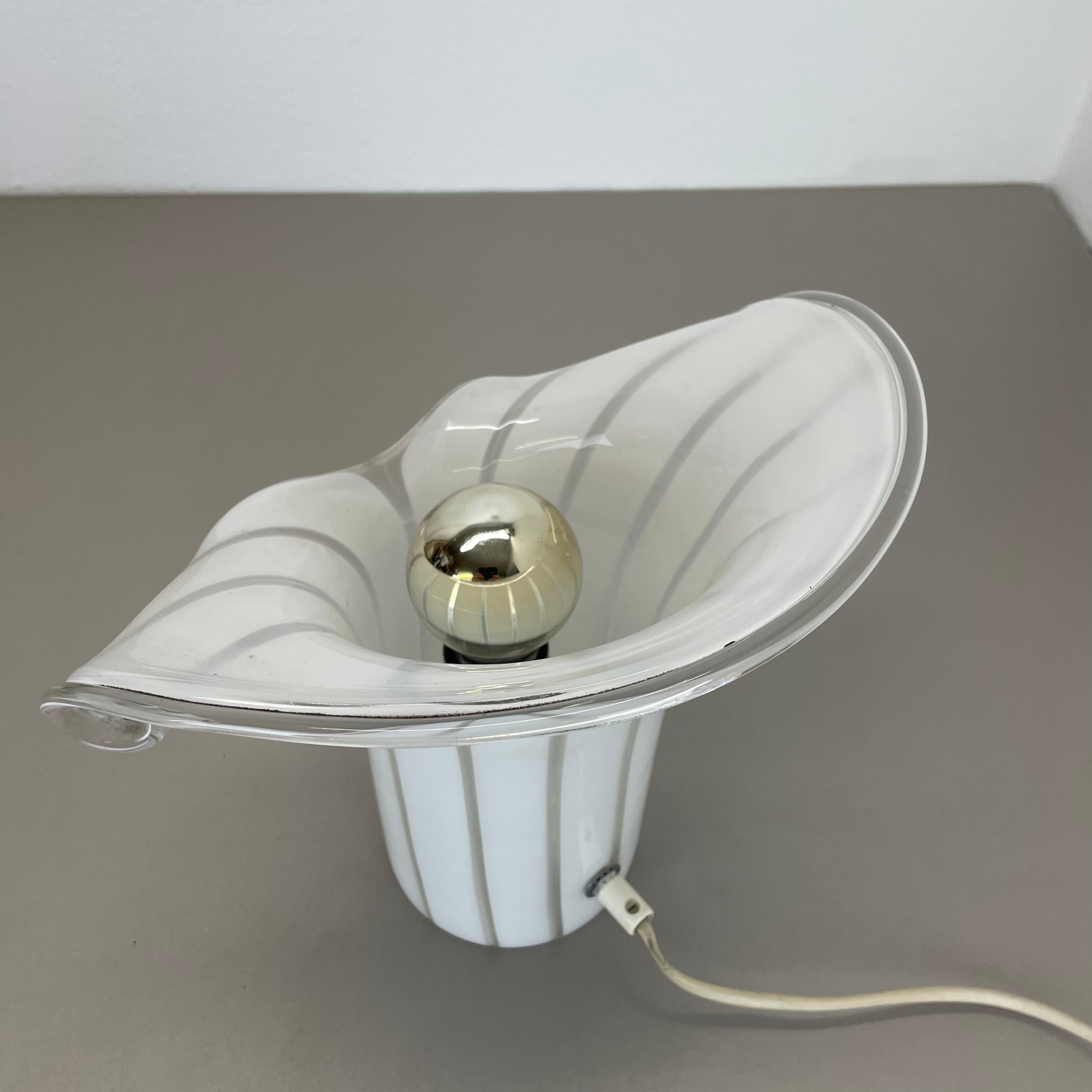 Modernist floral Murano glass table light in style of GINO VISTOSI, Italy 1970s For Sale 6