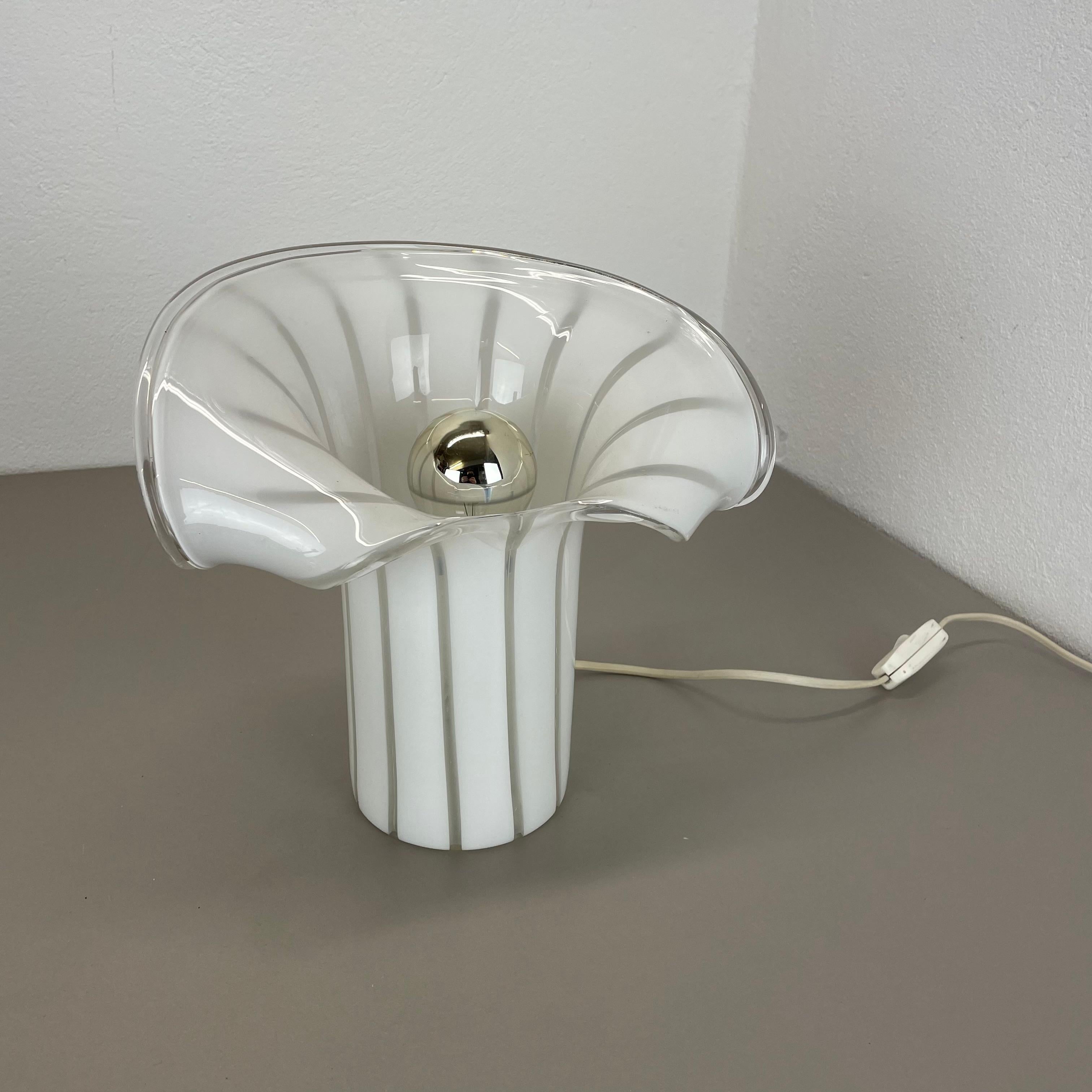Italian Modernist floral Murano glass table light in style of GINO VISTOSI, Italy 1970s For Sale