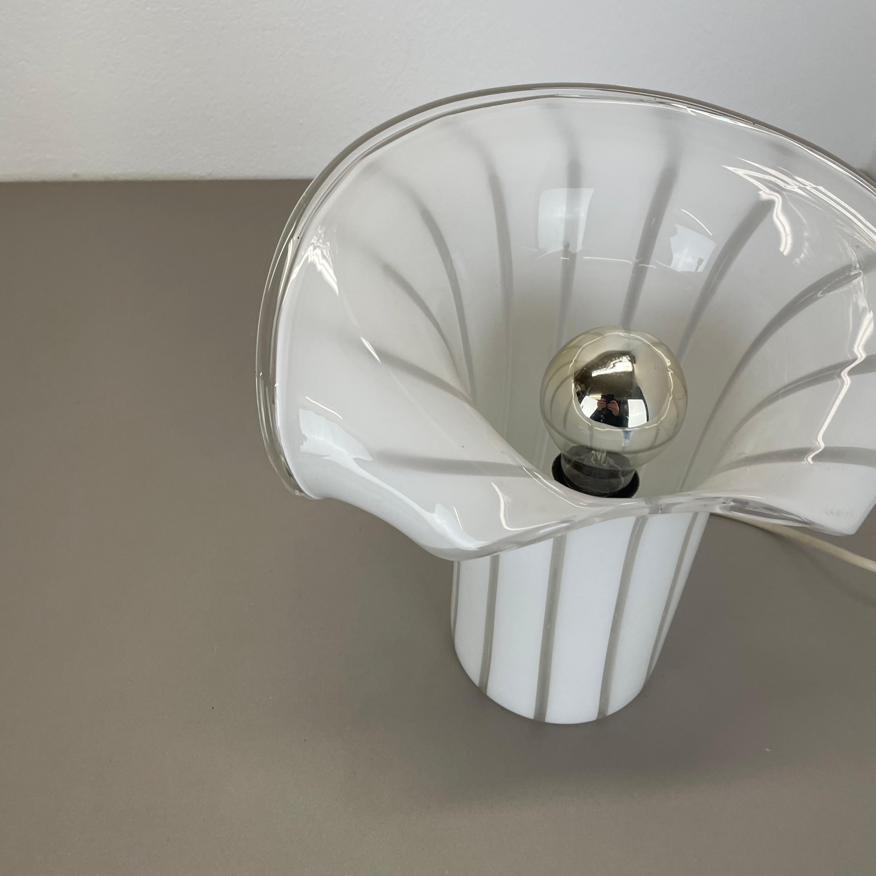 Modernist floral Murano glass table light in style of GINO VISTOSI, Italy 1970s In Good Condition For Sale In Kirchlengern, DE