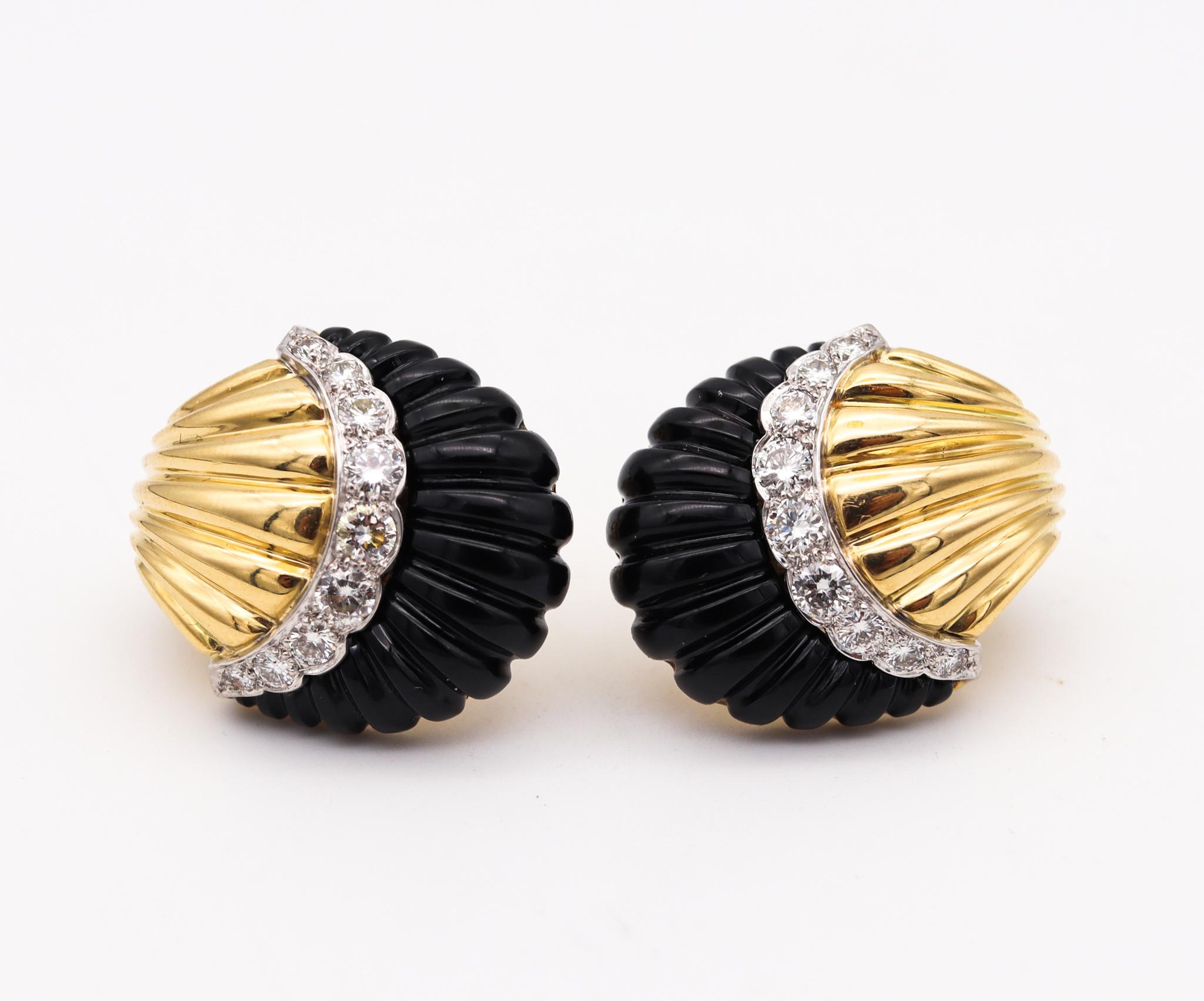 Classic modernist fluted earrings.

An elegant pair crafted with art deco and fluted scalloped patterns in solid yellow gold of 18 karats with high polished finish. They are suited at the reverse with posts (Removable) for pierced ears and French