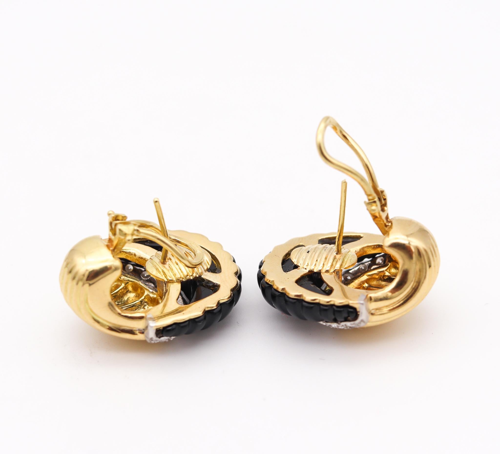 Brilliant Cut Modernist Fluted Earrings in 18kt Yellow Gold with 20.28 Cts in Diamonds & Onyx