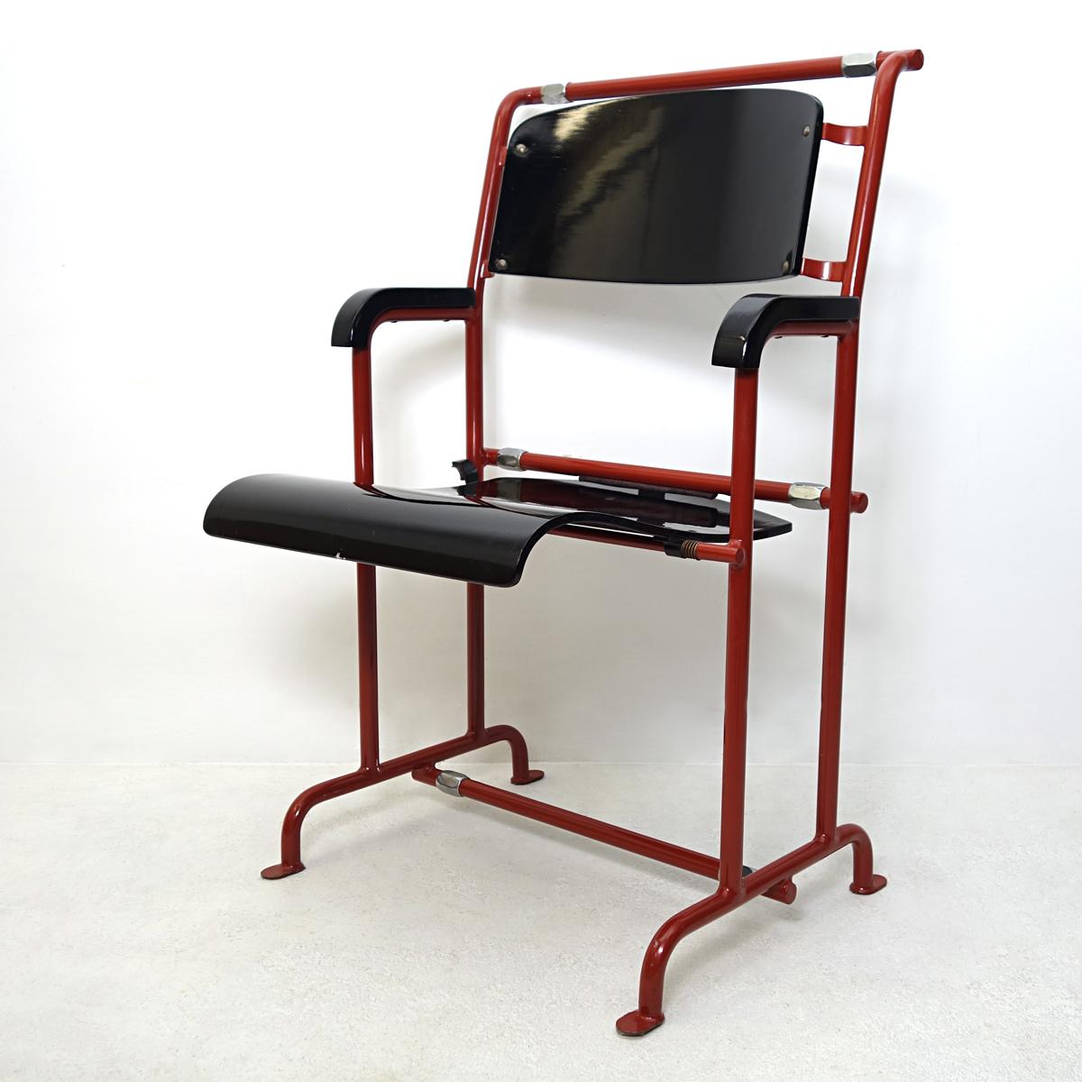 This piece is unmistakably a Rietveld!
In 1932 Gerrit Rietveld designed a folding chair for the Hopmi bicycle parts factory for the Vreeburg cinema in Utrecht, the cinema in the apartment above Rietveld lived with his family.
Hopmi used patented