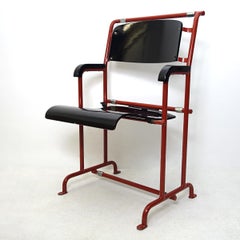 Chaise pliante moderniste de Gerrit Rietveld pour Hopmi en métal rouge et bois noir