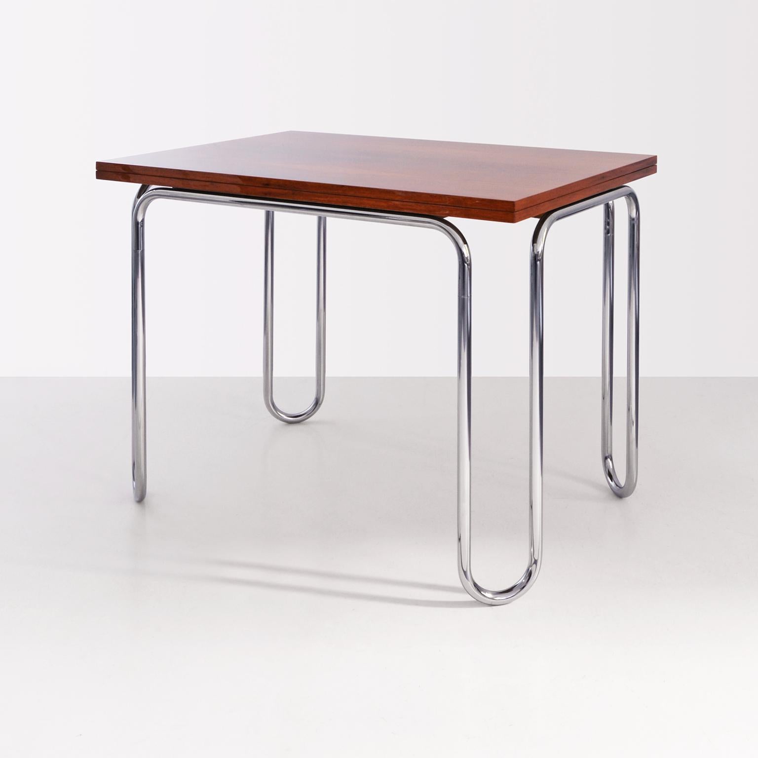 Table pliante moderniste en tube d'acier chromé et bois plaqué, personnalisable.