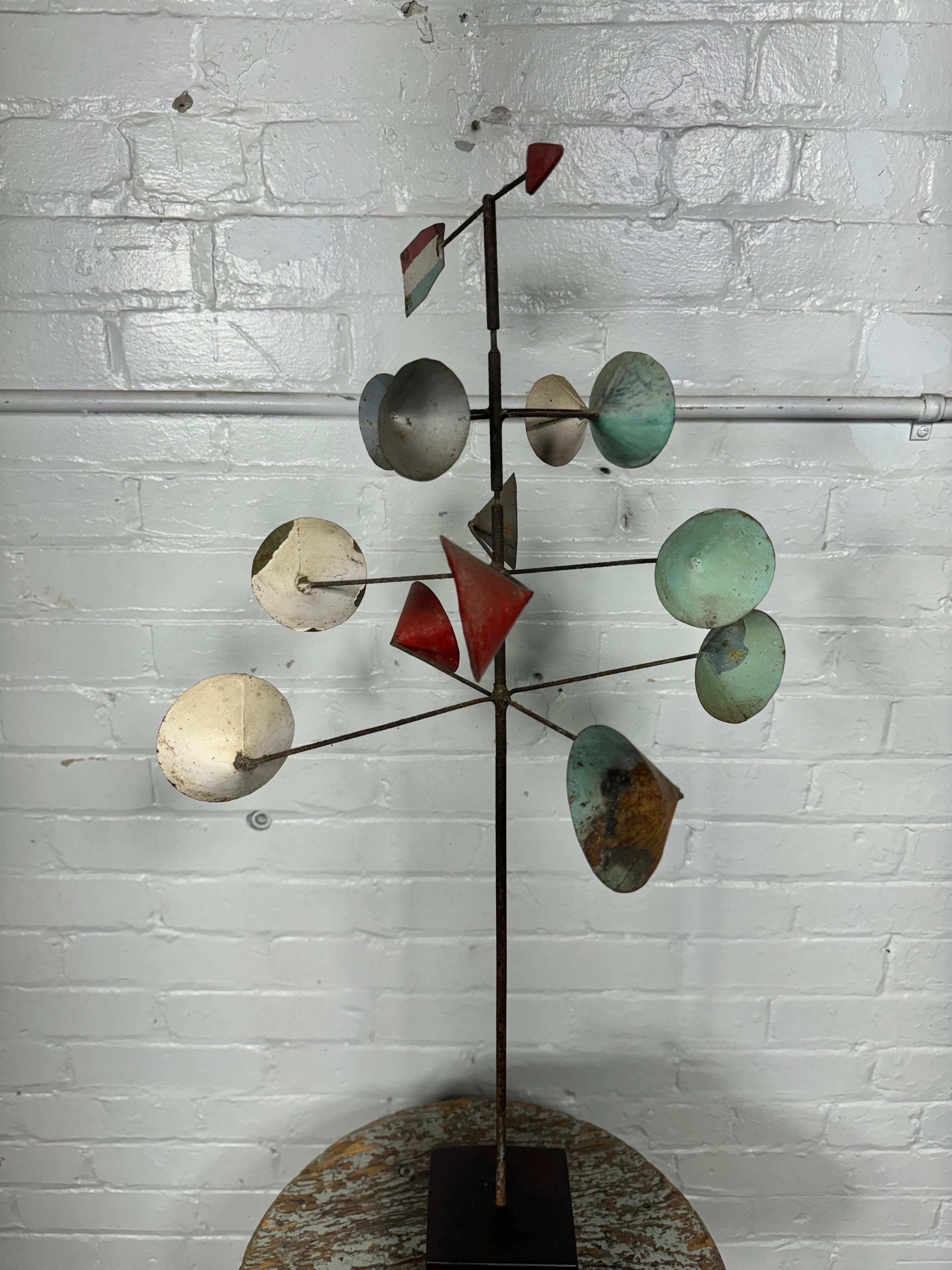 Modernist Folk Art George Nelson / Calder Style Kinetic Sculptural Weathervane . Design/One étonnant,, Conserve la finition d'origine ,peinture. Les photos ne rendent pas justice à la couleur et à la patine, 