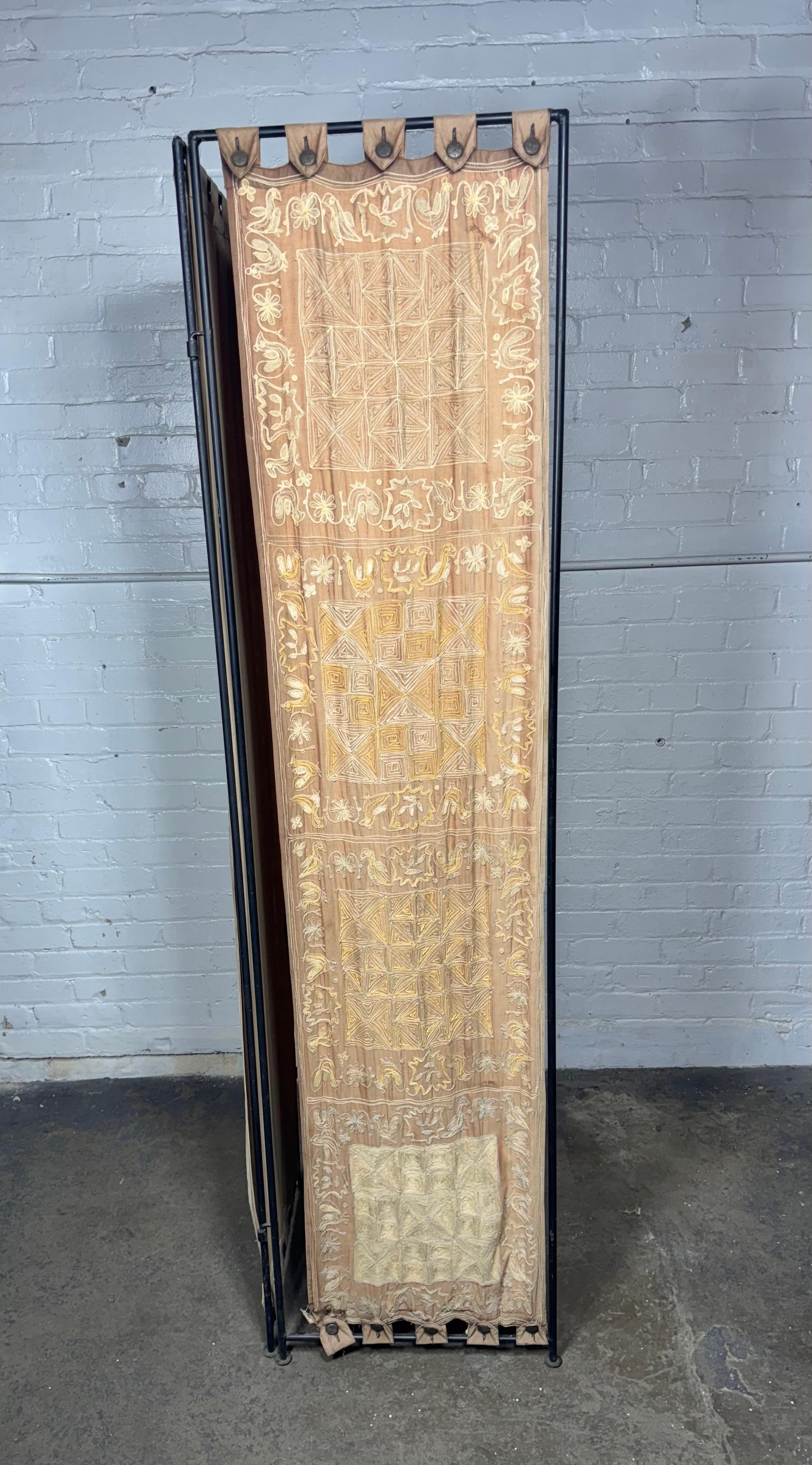 
Paravento a 3 pannelli in seta e ferro ricamato a mano, super insolito. Sembra essere stato realizzato completamente a mano. Tre cornici in ferro dal design classico della metà del secolo scorso che misurano 18